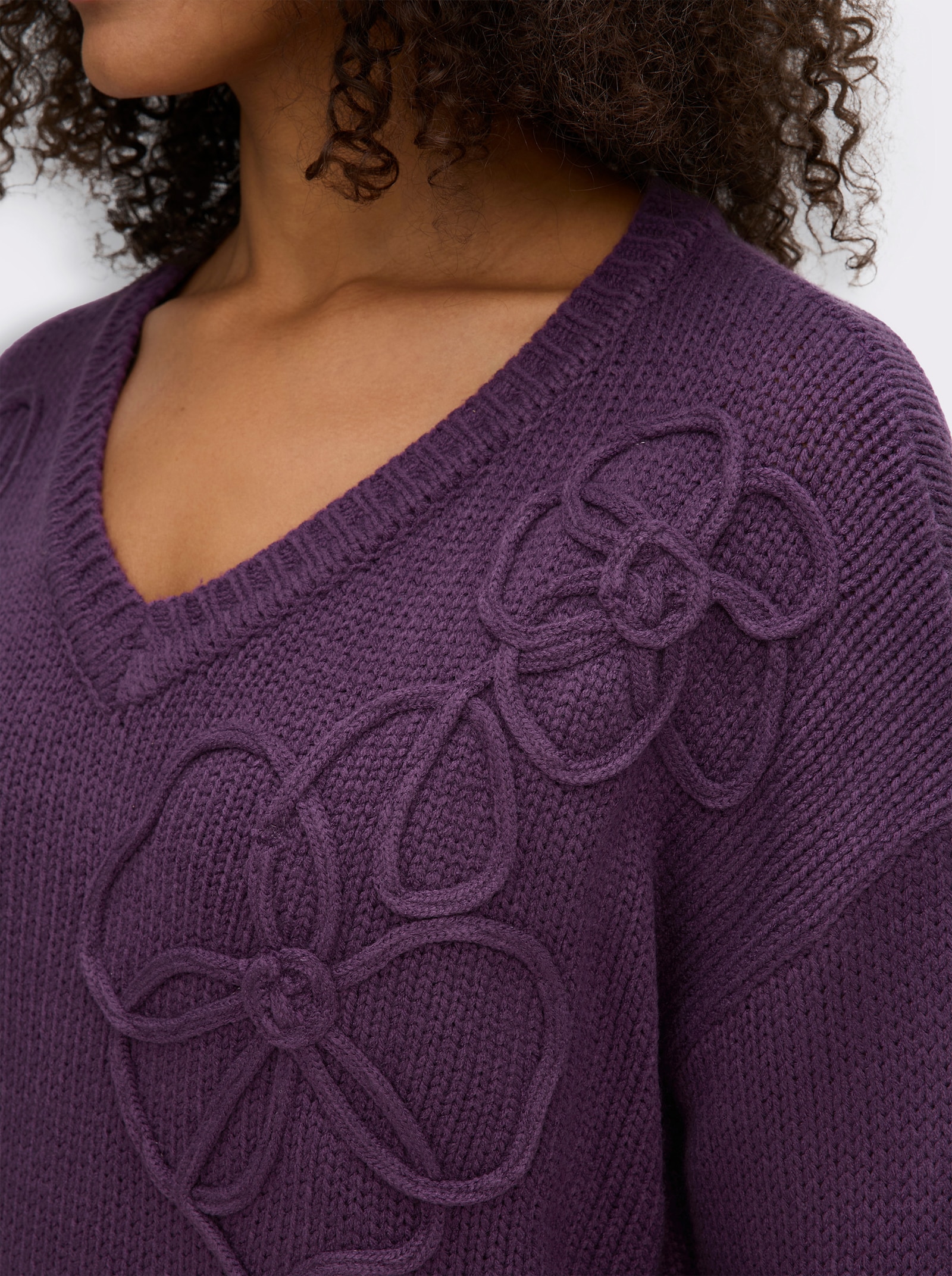 sheego V-Ausschnitt-Pullover mit Blumen-Kordelstickereien - traube
