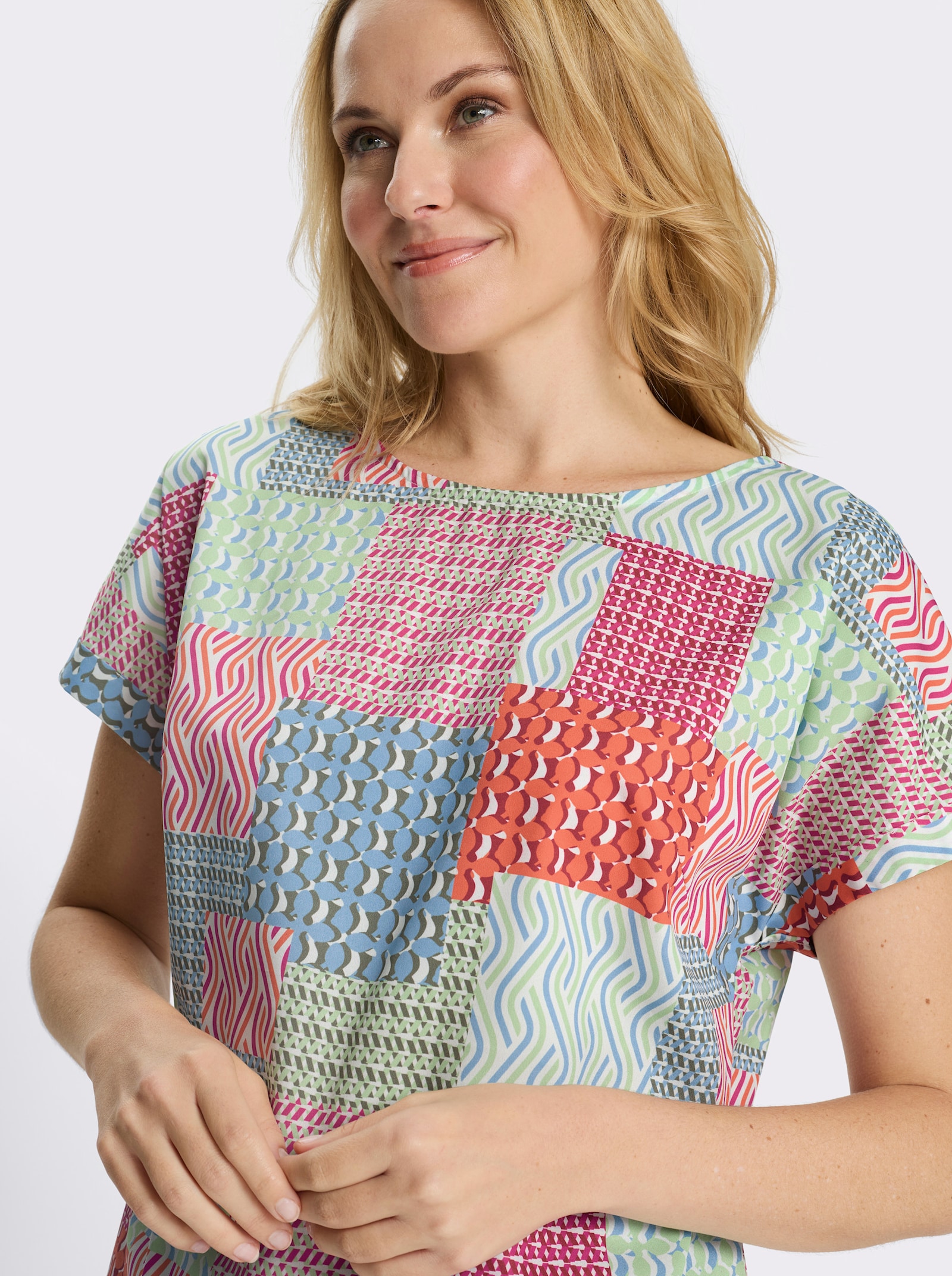 Schlupfbluse in Patch-Optik - rot-himmelblau-bedruckt