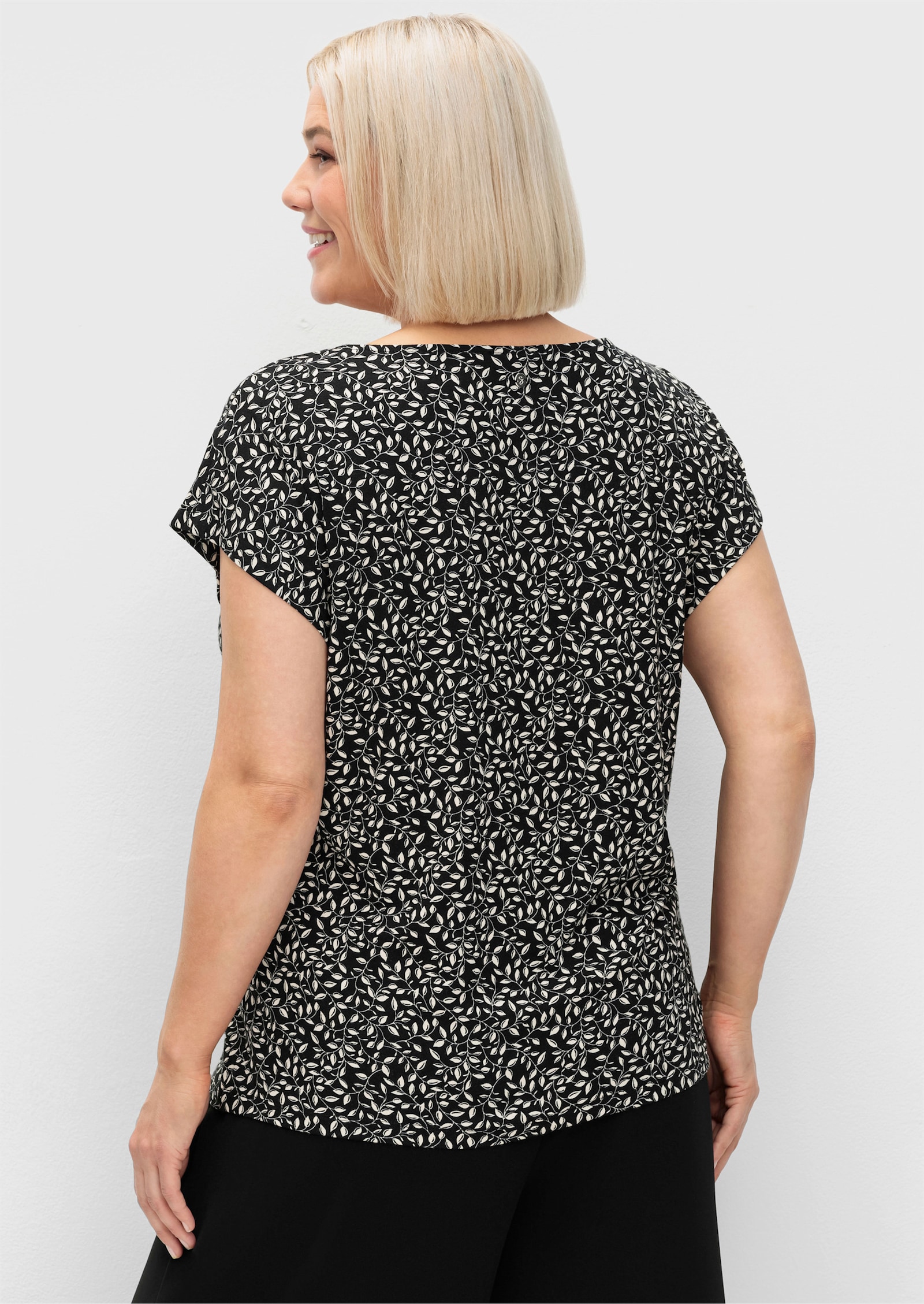 sheego Kurzarmshirt mit Blätterprint - schwarz-gemustert