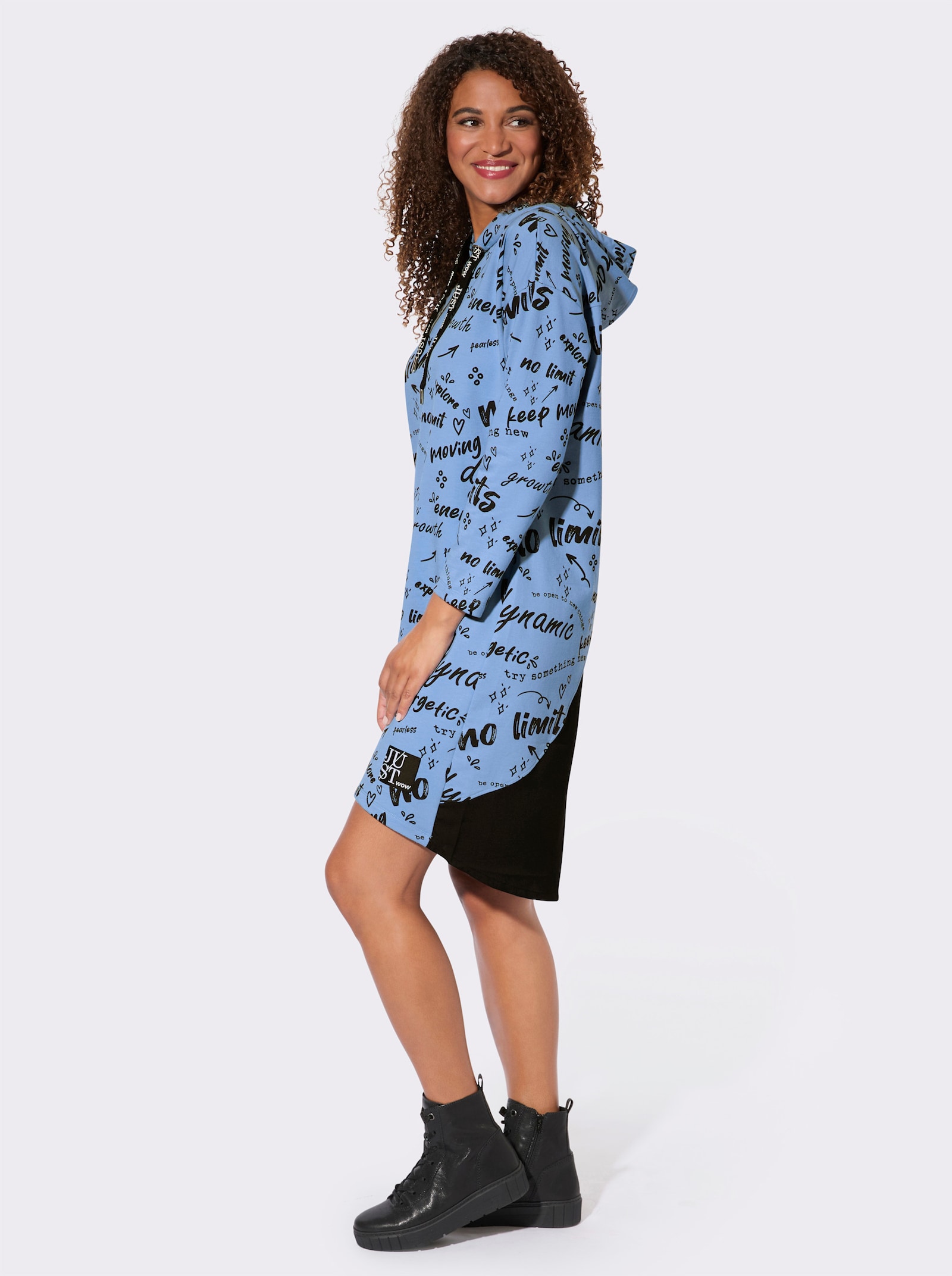 Hoodykleid mit Schriftzügen rundum - himmelblau-schwarz-bedruckt
