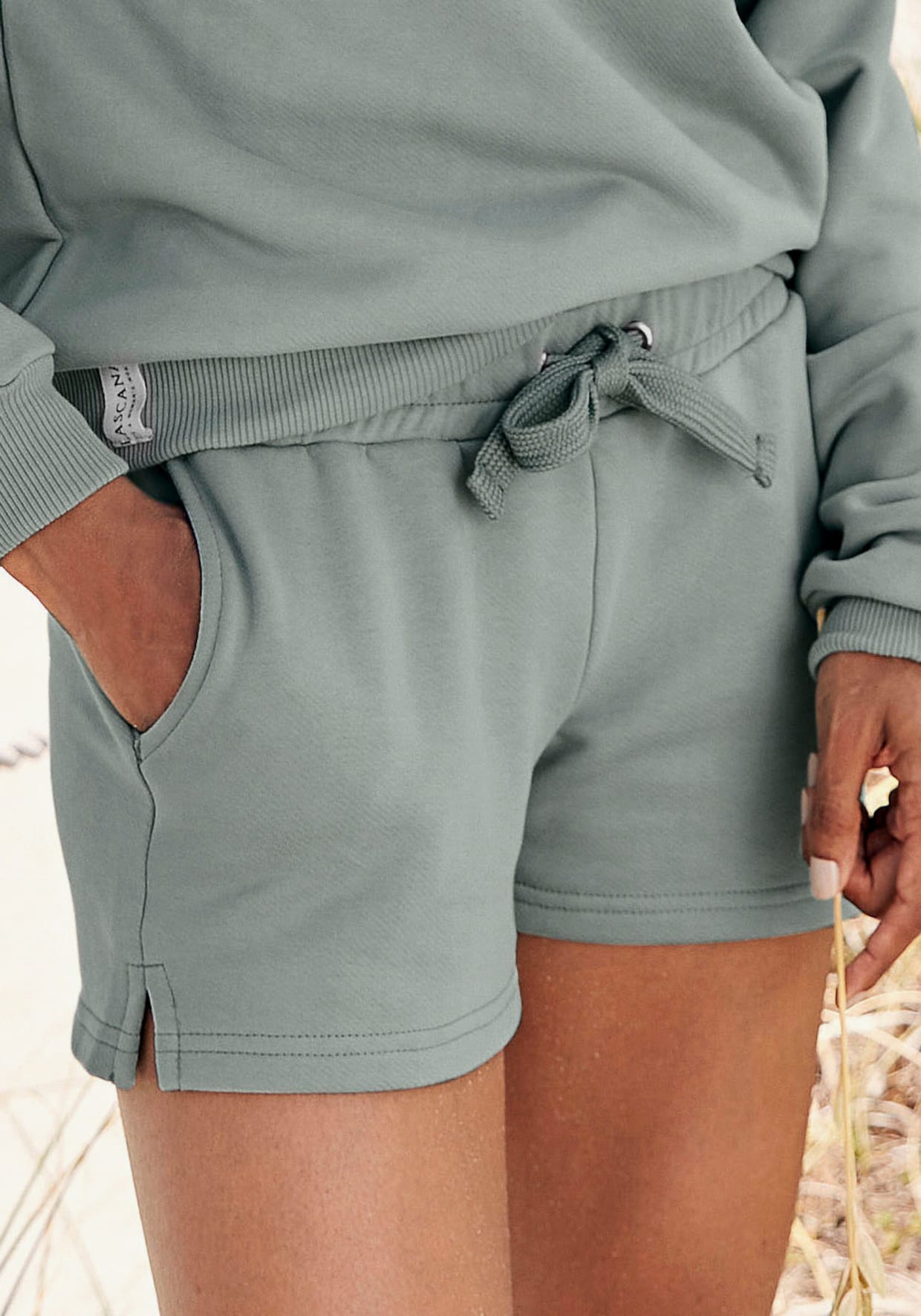 LASCANA Short en matière sweat - vert sauge