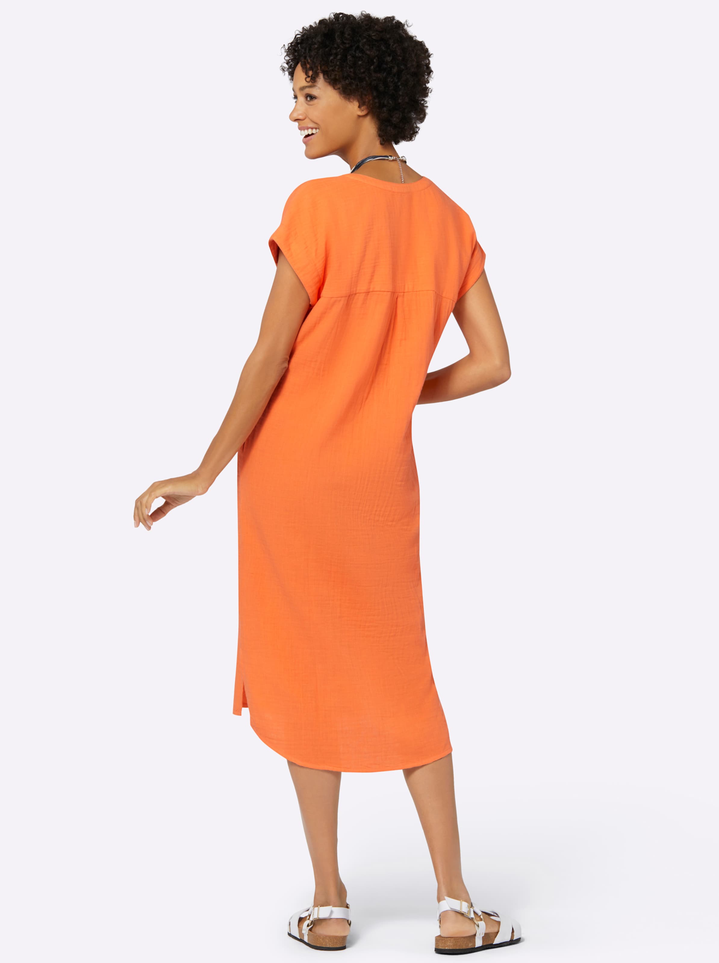 Ende von günstig Kaufen-Kleid in orange von heine. Kleid in orange von heine <![CDATA[Reinschlüpfen und Abenteuer erleben! Kleid in luftiger, dezent strukturierter Musselin-Qualität mit Rundhals- und überlappendem V-Ausschnitt. Lässig überschnittene Schultern. 2 Nahttaschen