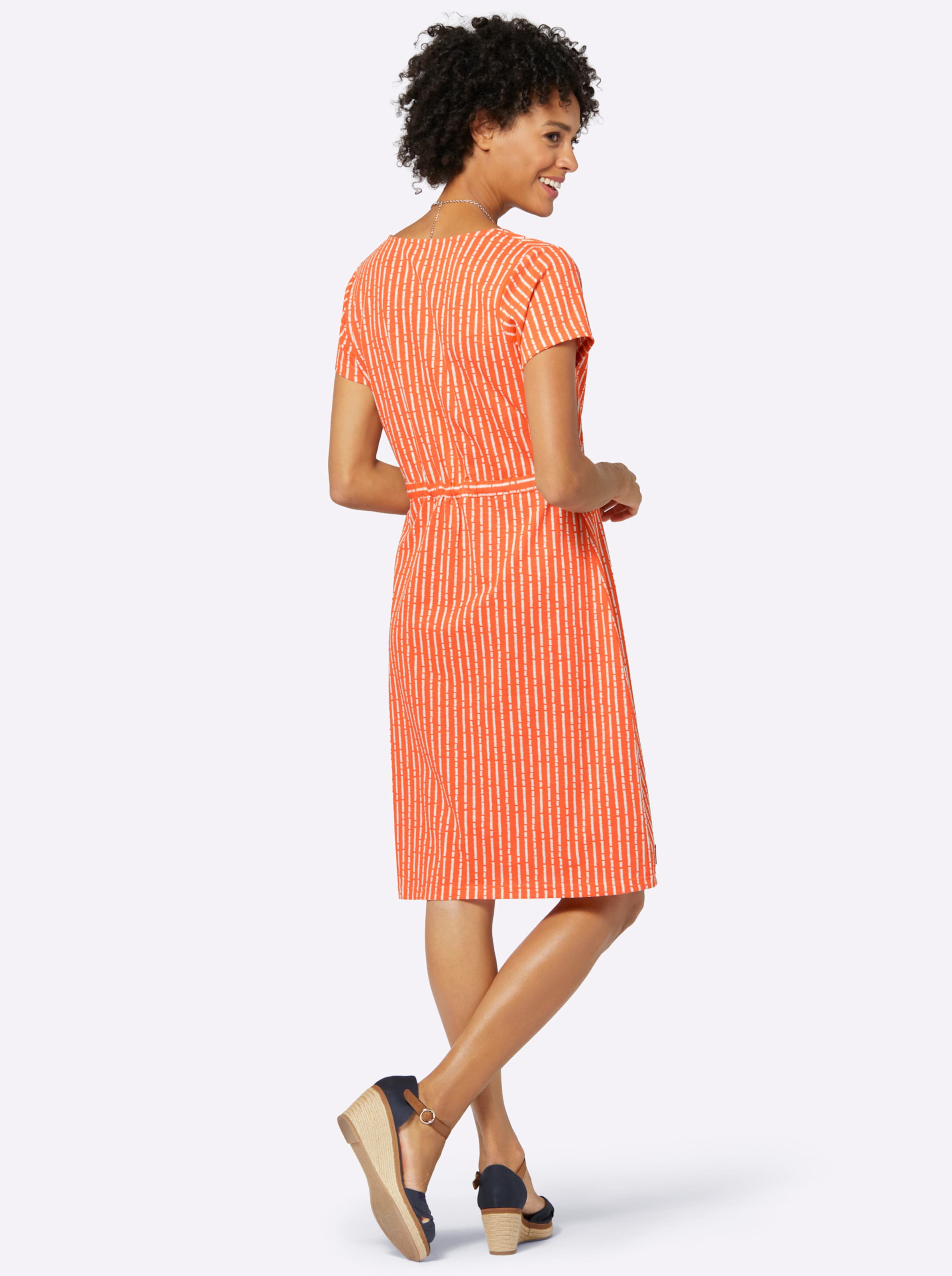 Tisch Steh günstig Kaufen-Jersey-Kleid in orange-ecru von heine. Jersey-Kleid in orange-ecru von heine <![CDATA[Luftiges Jersey-Kleid mit optisch streckenden Streifen. Überlappender V-Ausschnitt – dadurch entsteht die Wickel-Optik. Tunnelzug auf Taillenhöhe. Kurze Ärmel. Unte