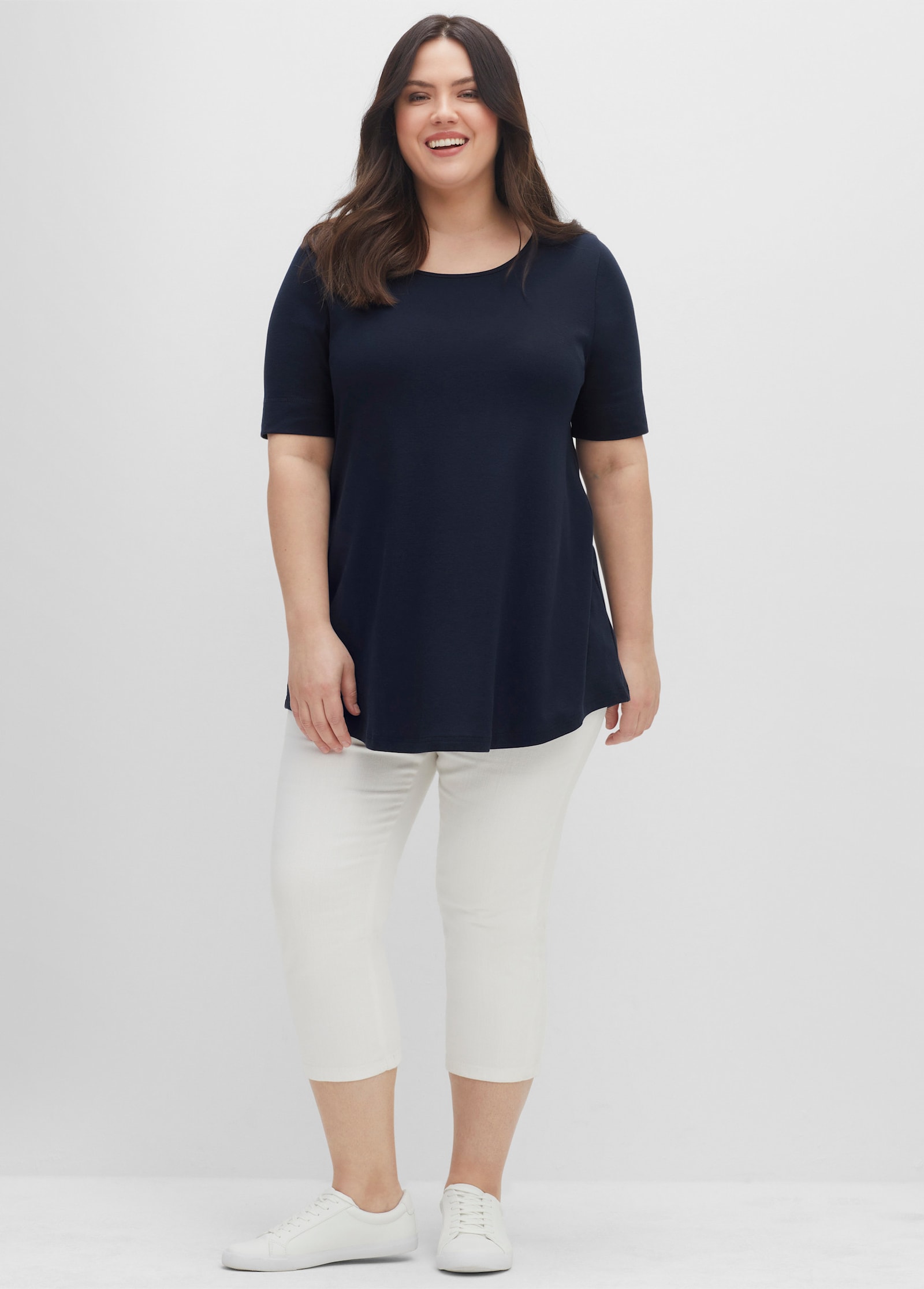 sheego Lang shirt met afgeronde zoom - nachtblauw