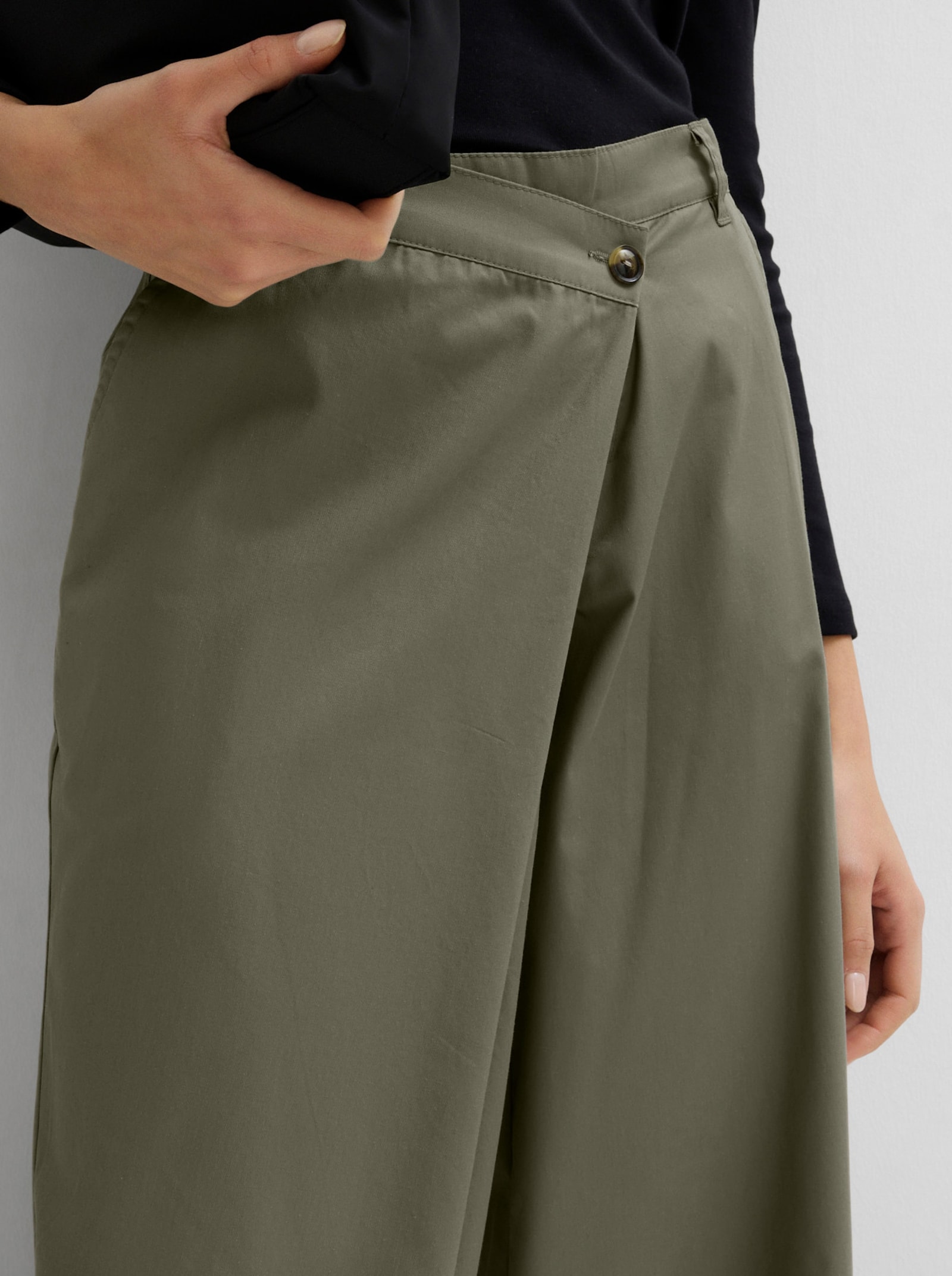 Marlene-Hose mit asymmetrischem Knopfverschluss - khaki