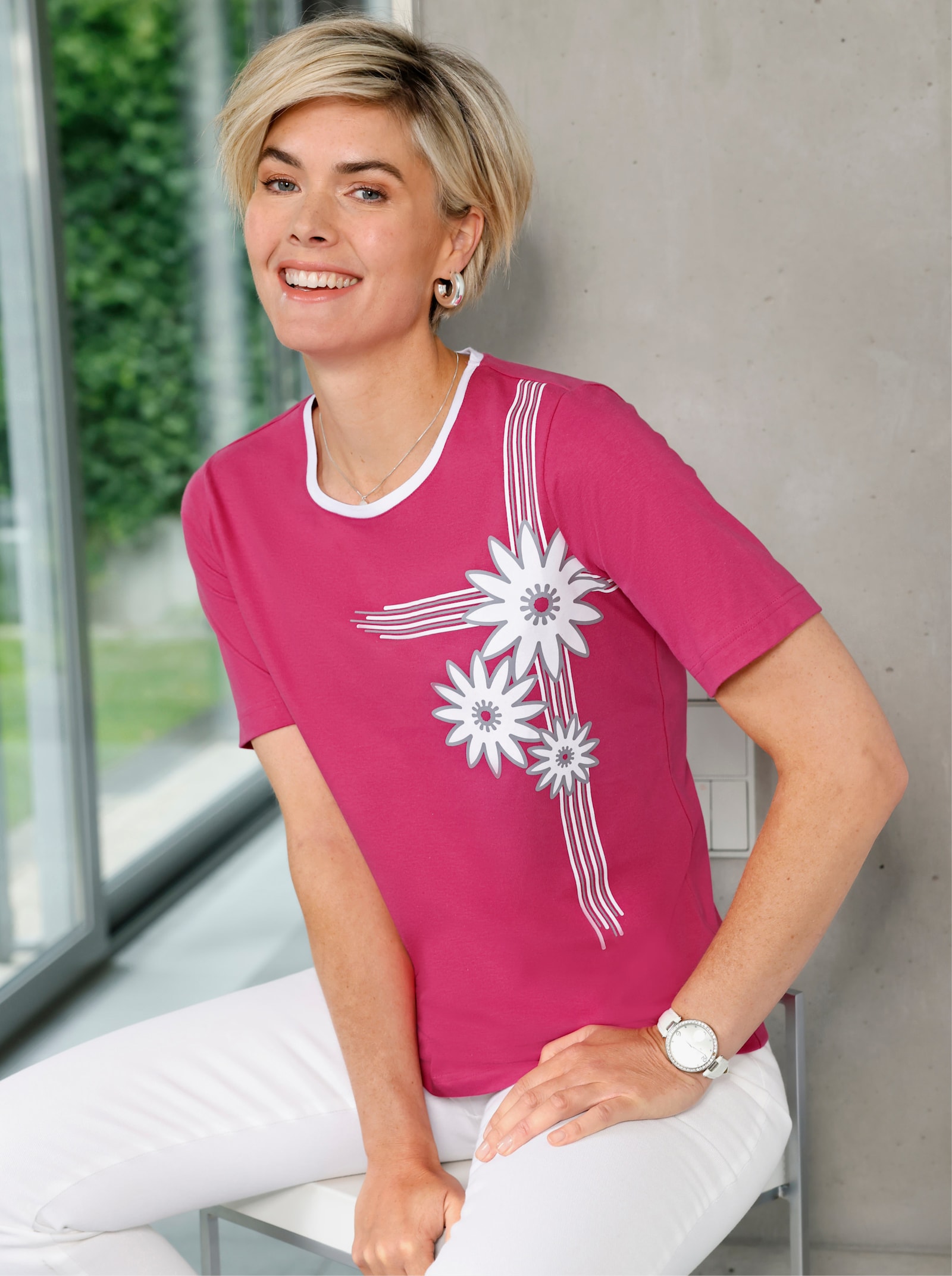 Kurzarmshirt mit platziertem Blütenprint - fuchsia