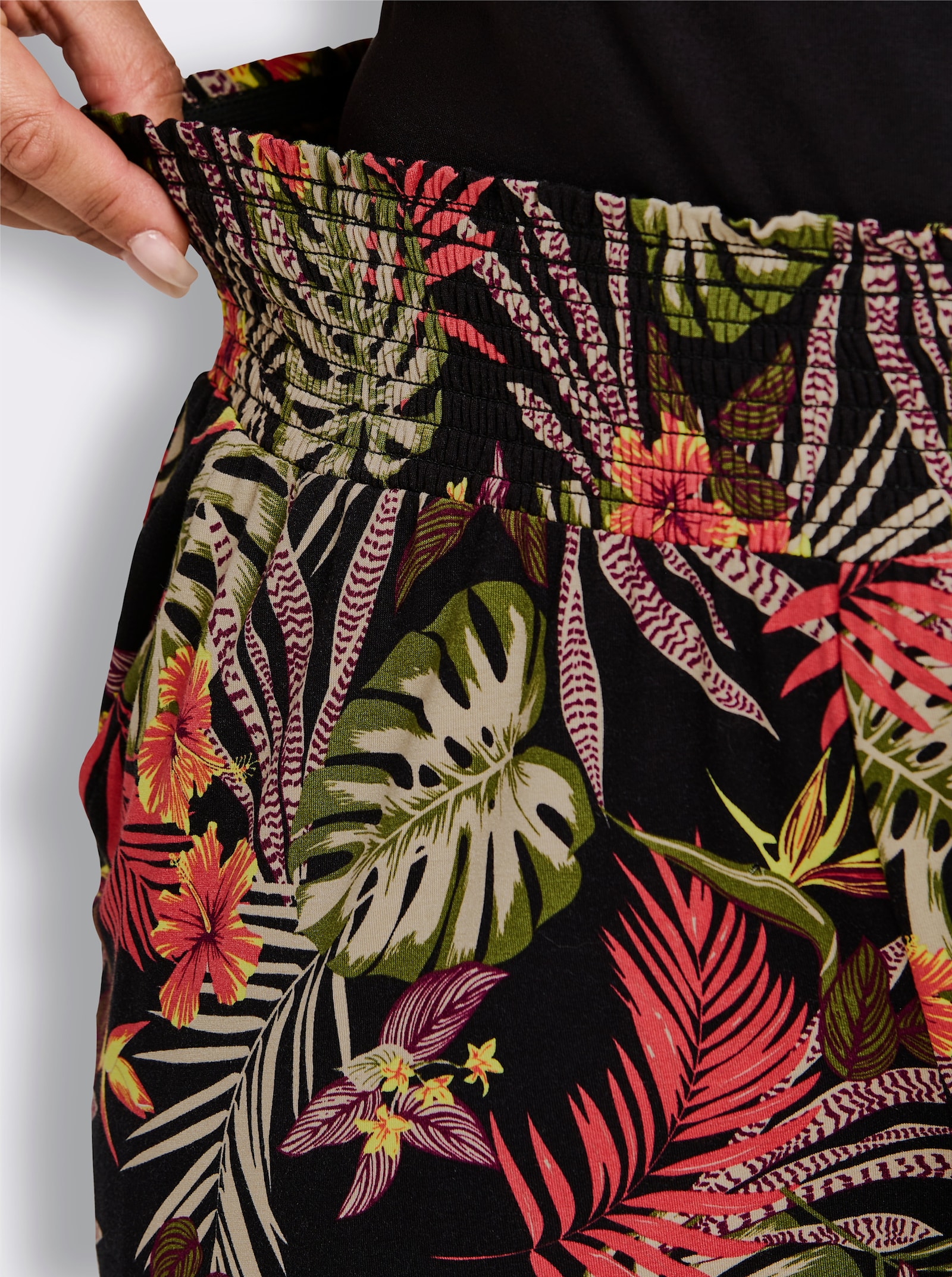 sheego Jerseyhose in kurzer, weiter Form - schwarz-burgund-bedruckt