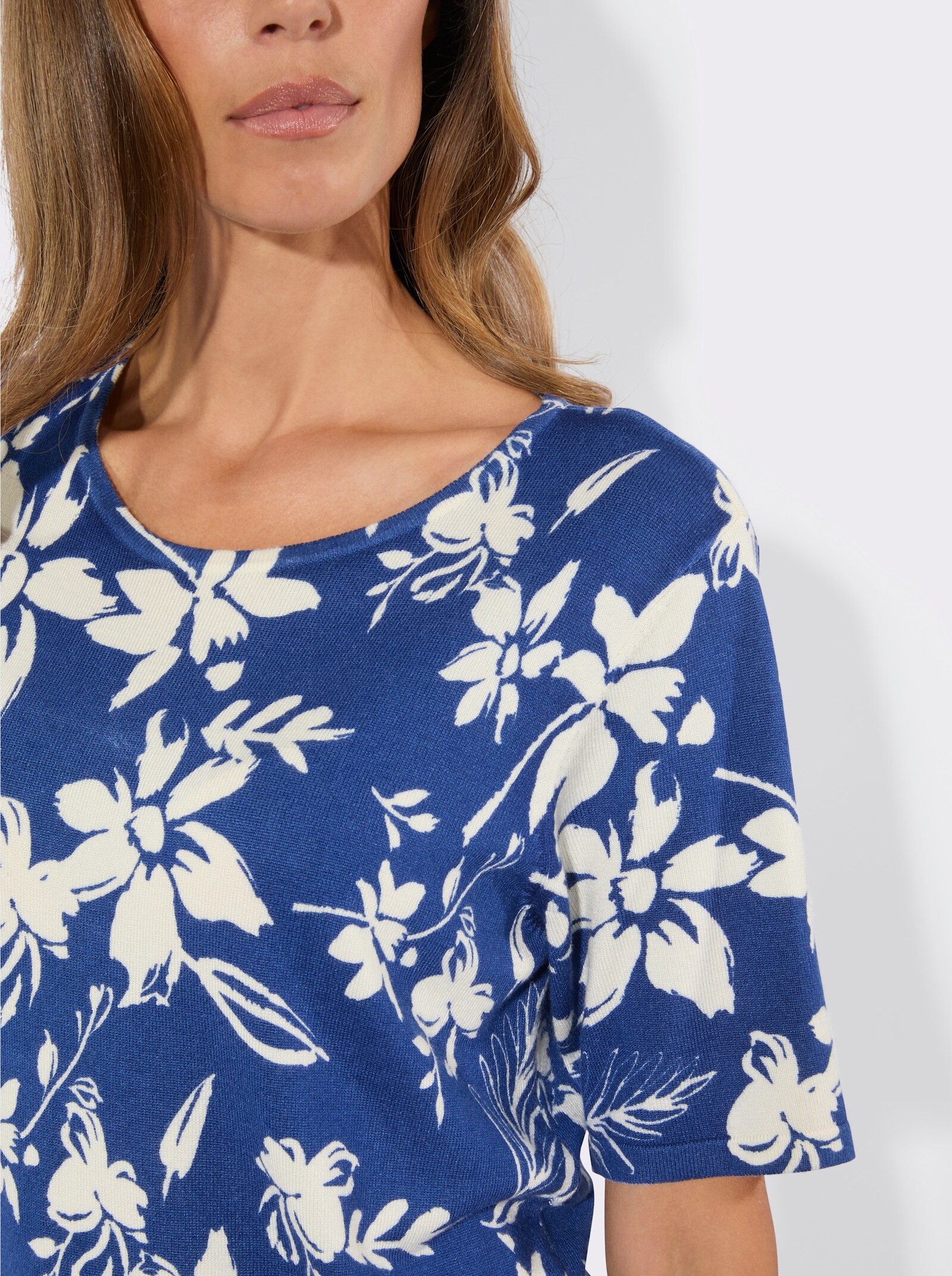 Kurzarmpullover mit floralem Druck - champagner-royalblau-bedruckt