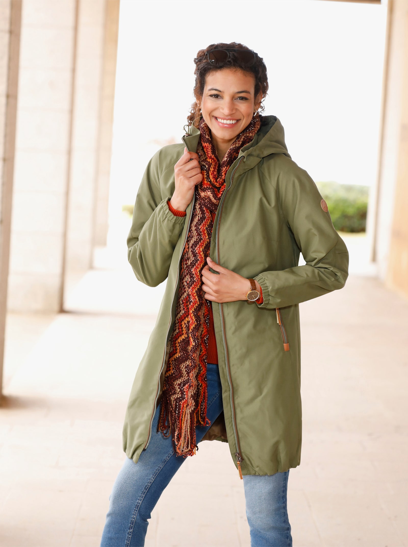 Korte mantel met elastiek in de zoom - olijf