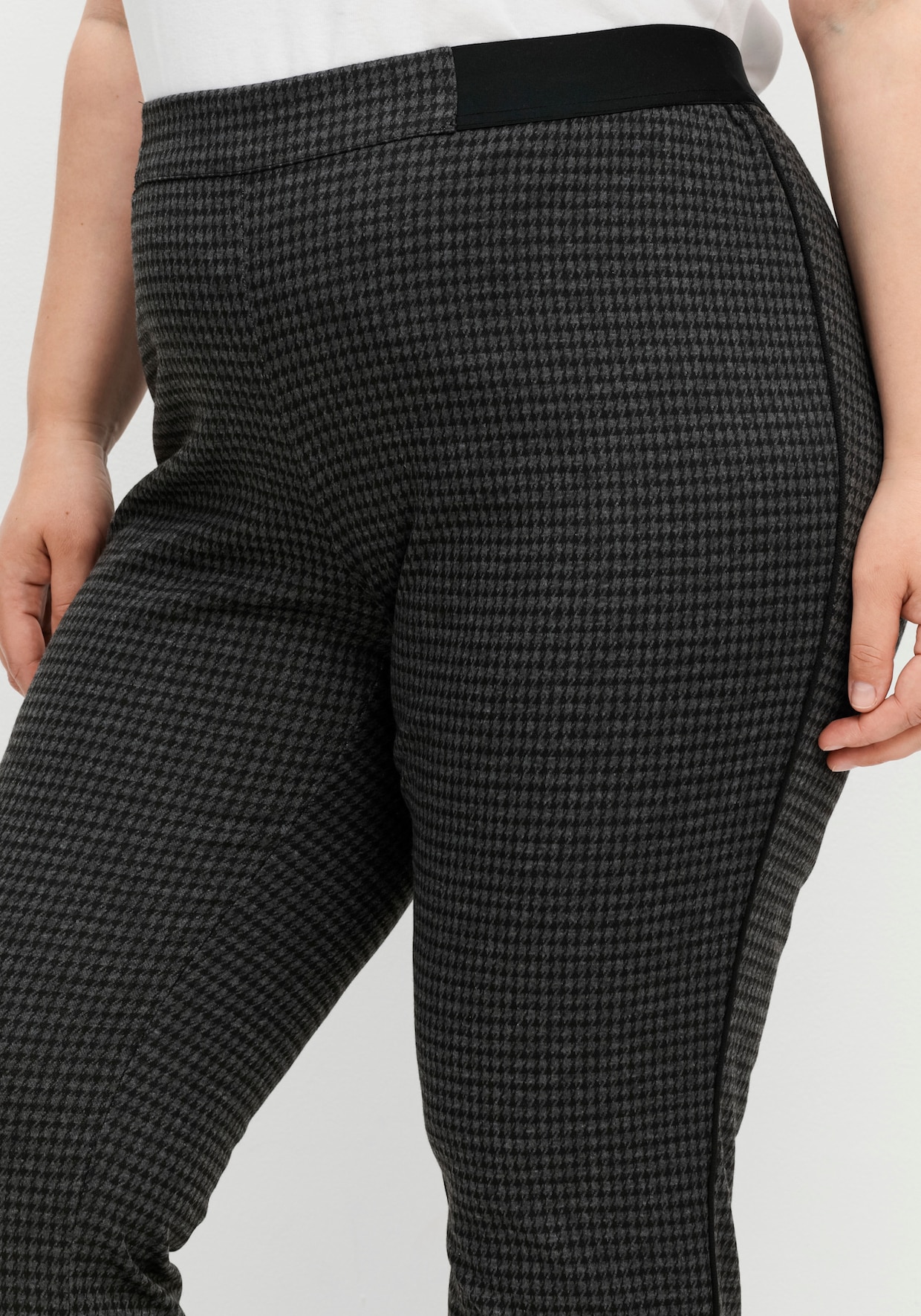 Wirkhose mit seitlicher Kontrastpaspel - schwarz-gemustert