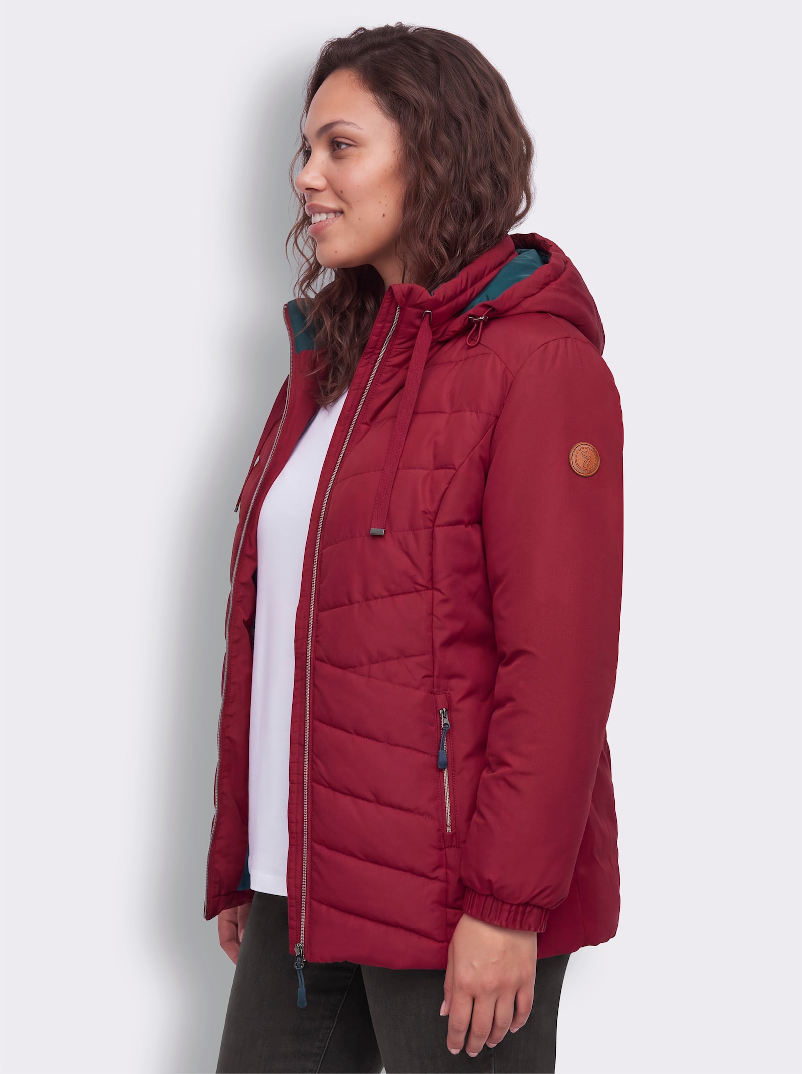 sheego Outdoorjacke mit schmeichelndem V-Steppmuster - kirsche
