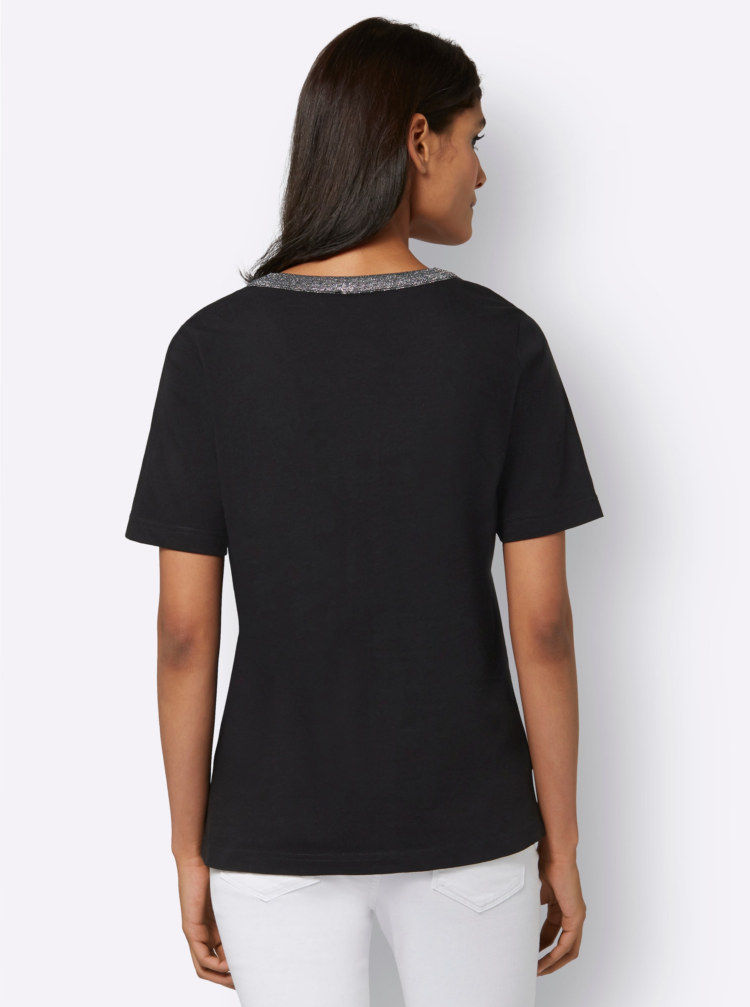 Ein Funkeln günstig Kaufen-Kurzarmshirt in schwarz von heine. Kurzarmshirt in schwarz von heine <![CDATA[Modischer Hingucker bei diesem Kurzarm-Shirt ist das silbern funkelnde Zierband, das entlang des abgerundeten V-Ausschnitts bis ins Vorderteil und weiter zum Saum verläuft.]]>.