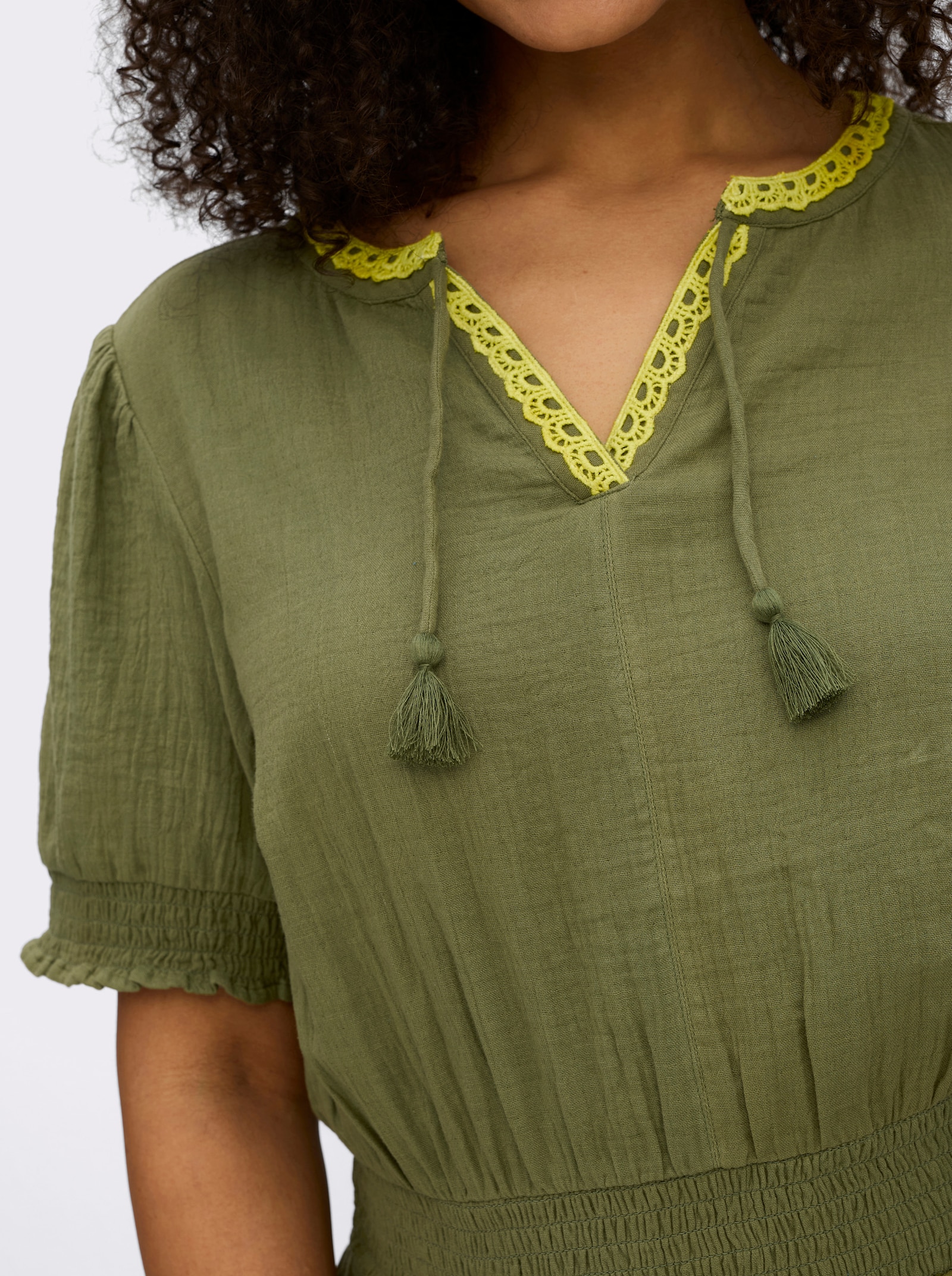 sheego Tunikakleid mit V-Ausschnitt und Bindebändern - oliv-limone