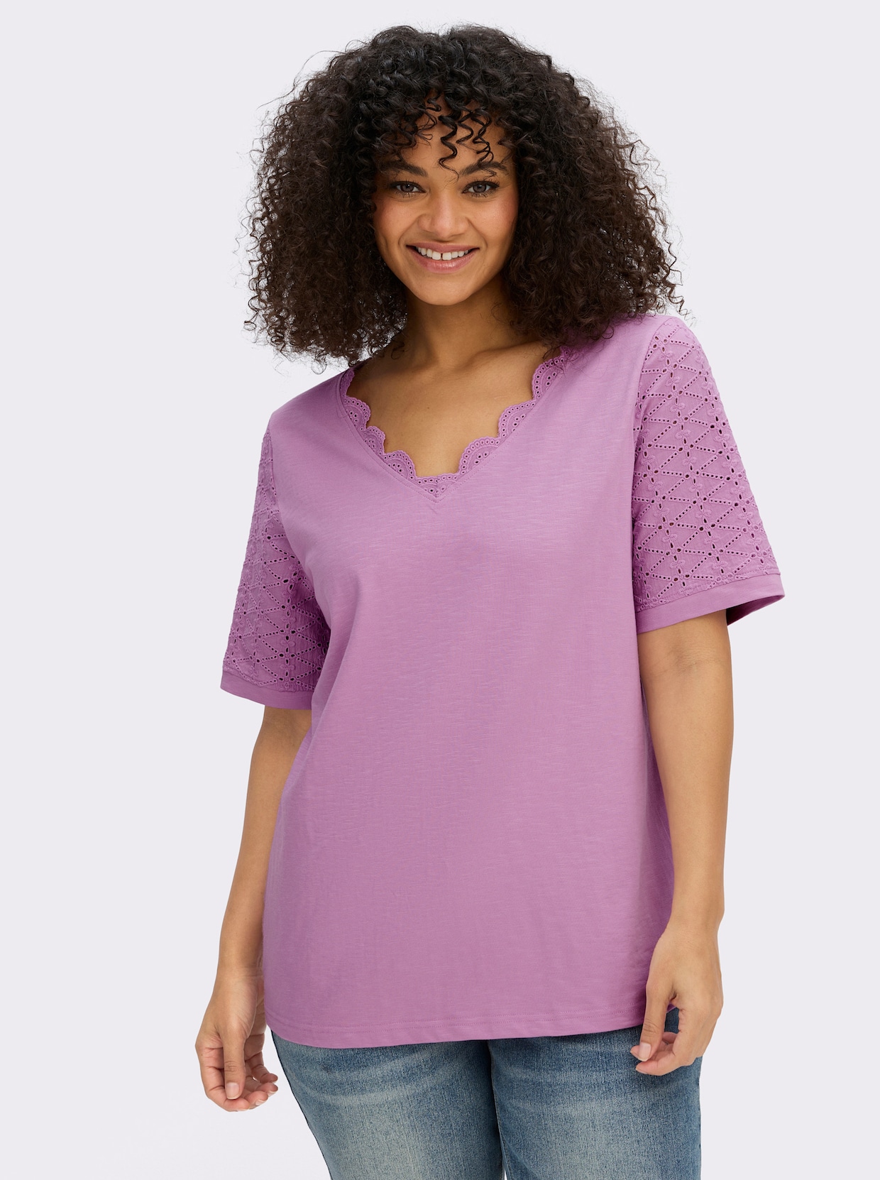 sheego by Joe Browns V-Shirt mit Lochstickereien und Muschelsaumkante - orchidee