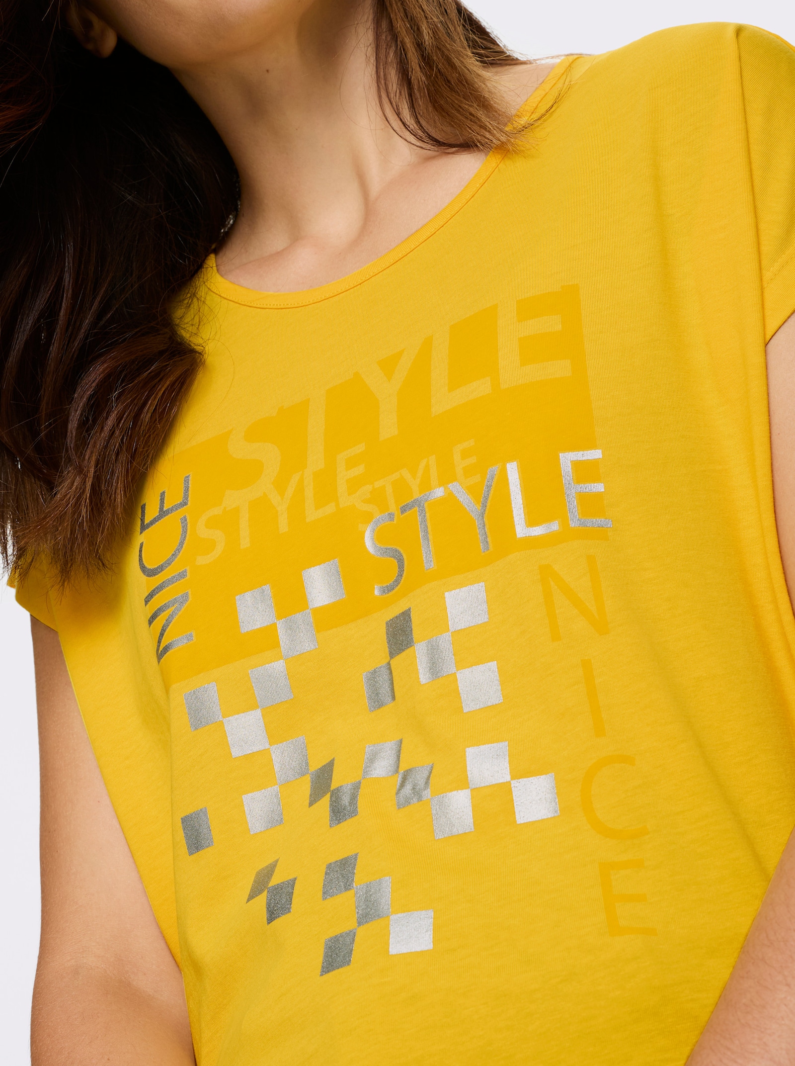 Kurzarmshirt mit silberfarbenen Effekten - sonnengelb