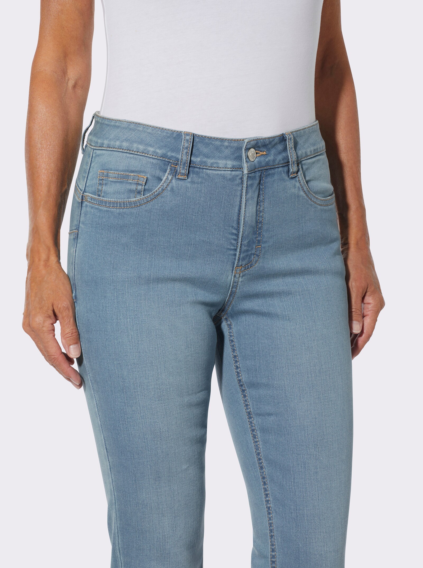 Push-up-Jeans mit Abnähern hinten - blue-bleached