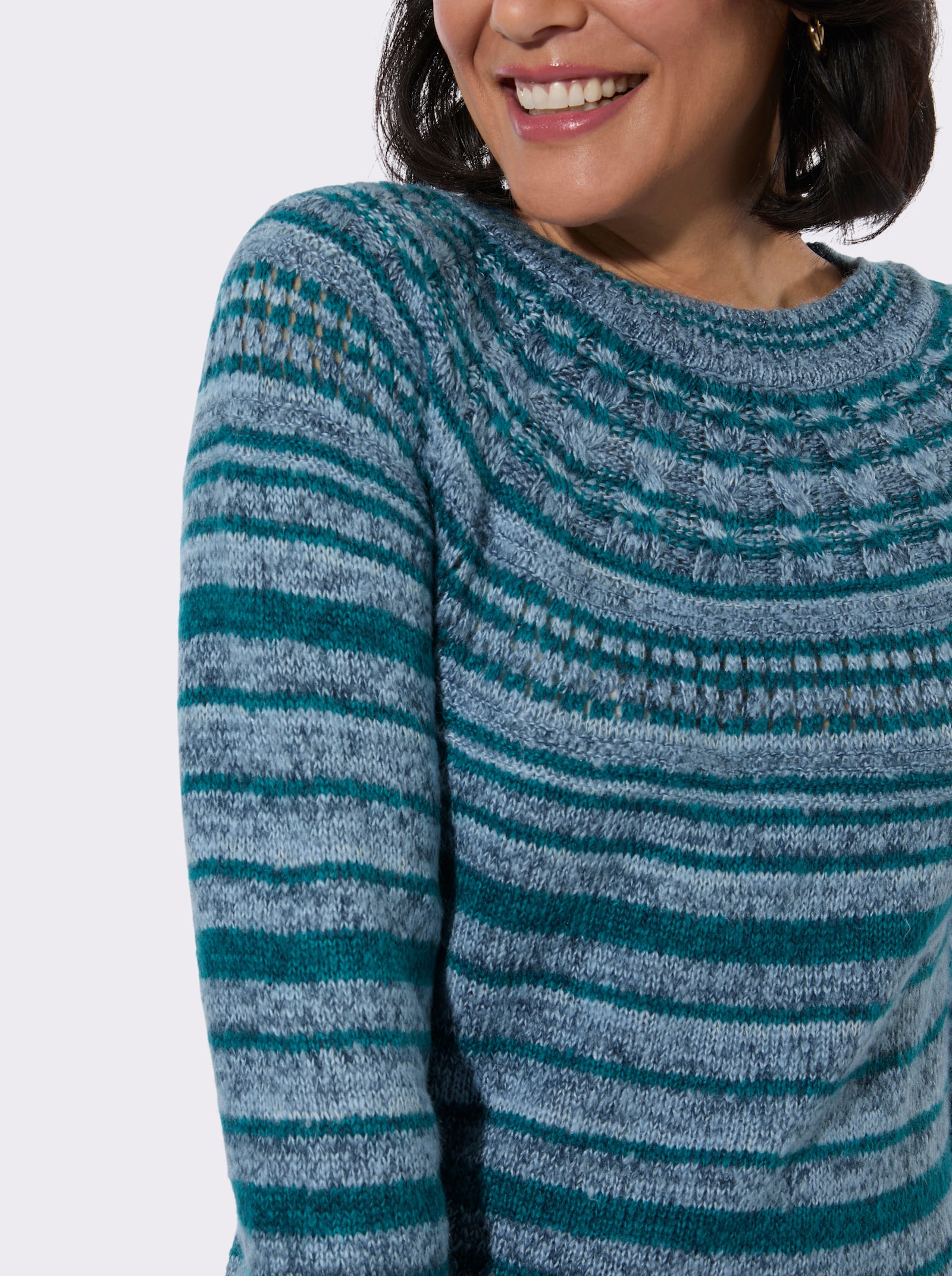 Rundhalspullover aus effektvollem Flauschgarn - hellblau-aquapetrol-geringelt