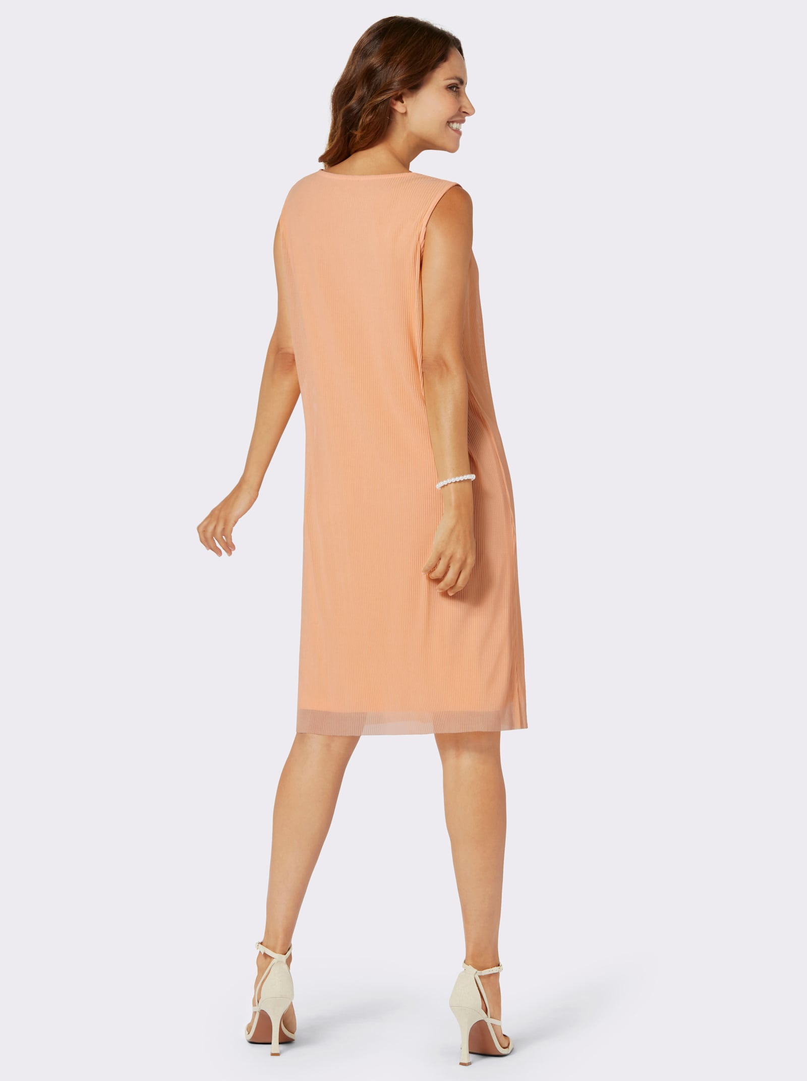 Plisseekleid mit Ansteckblume - apricot