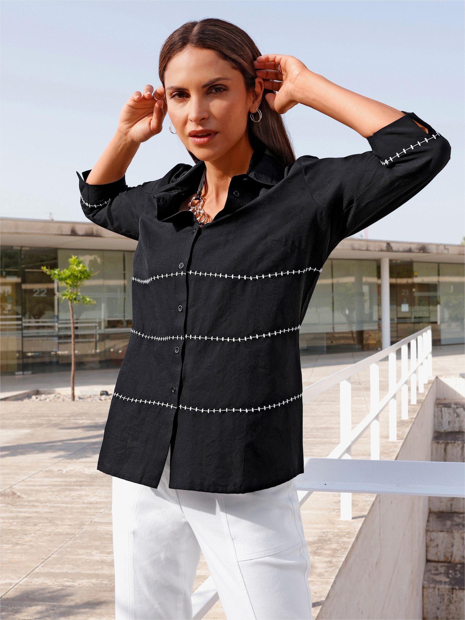 Hemdbluse mit Kontrast-Stickerei - schwarz-ecru