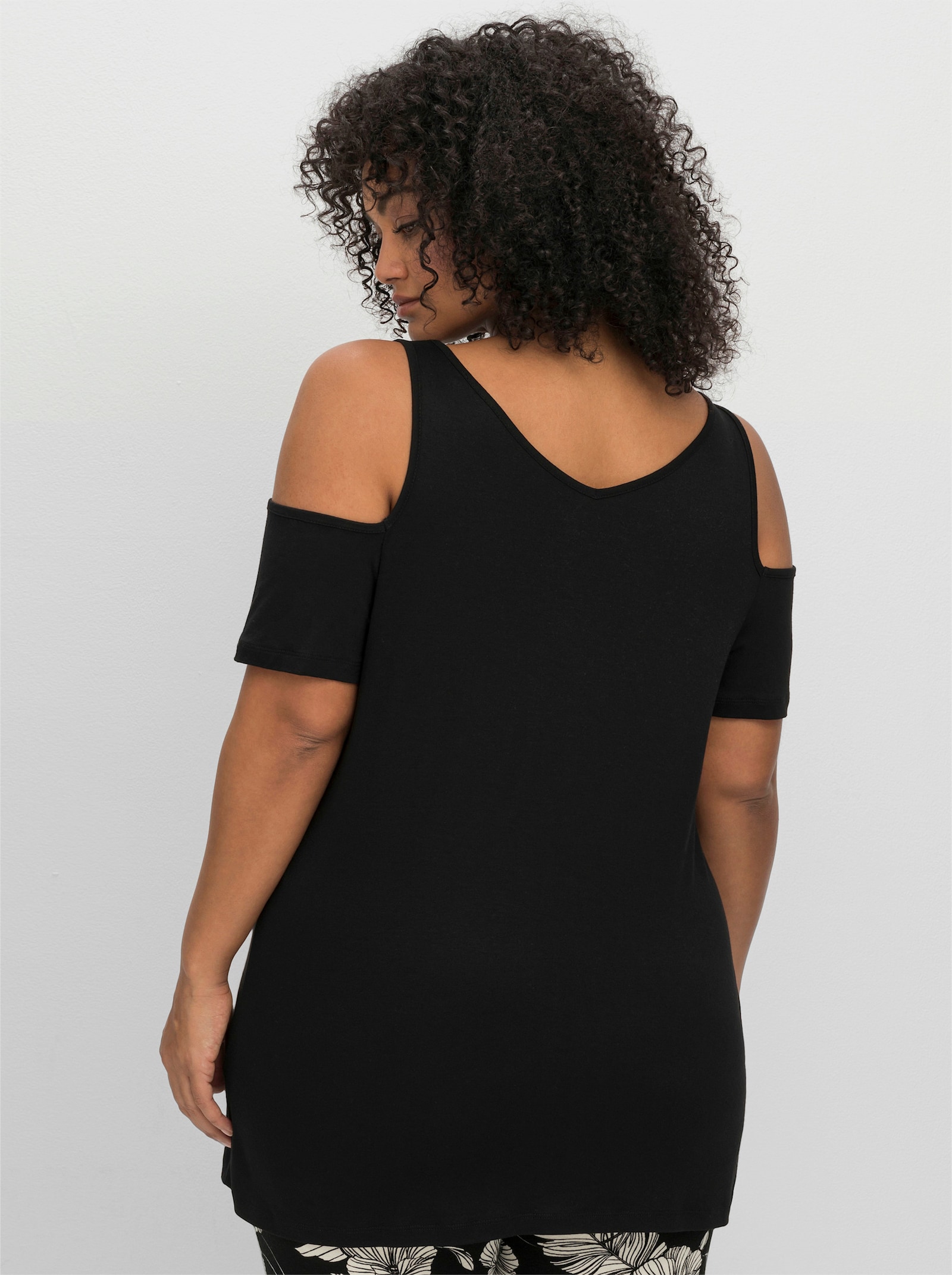 sheego V-Shirt im Off-Shoulder-Look - schwarz