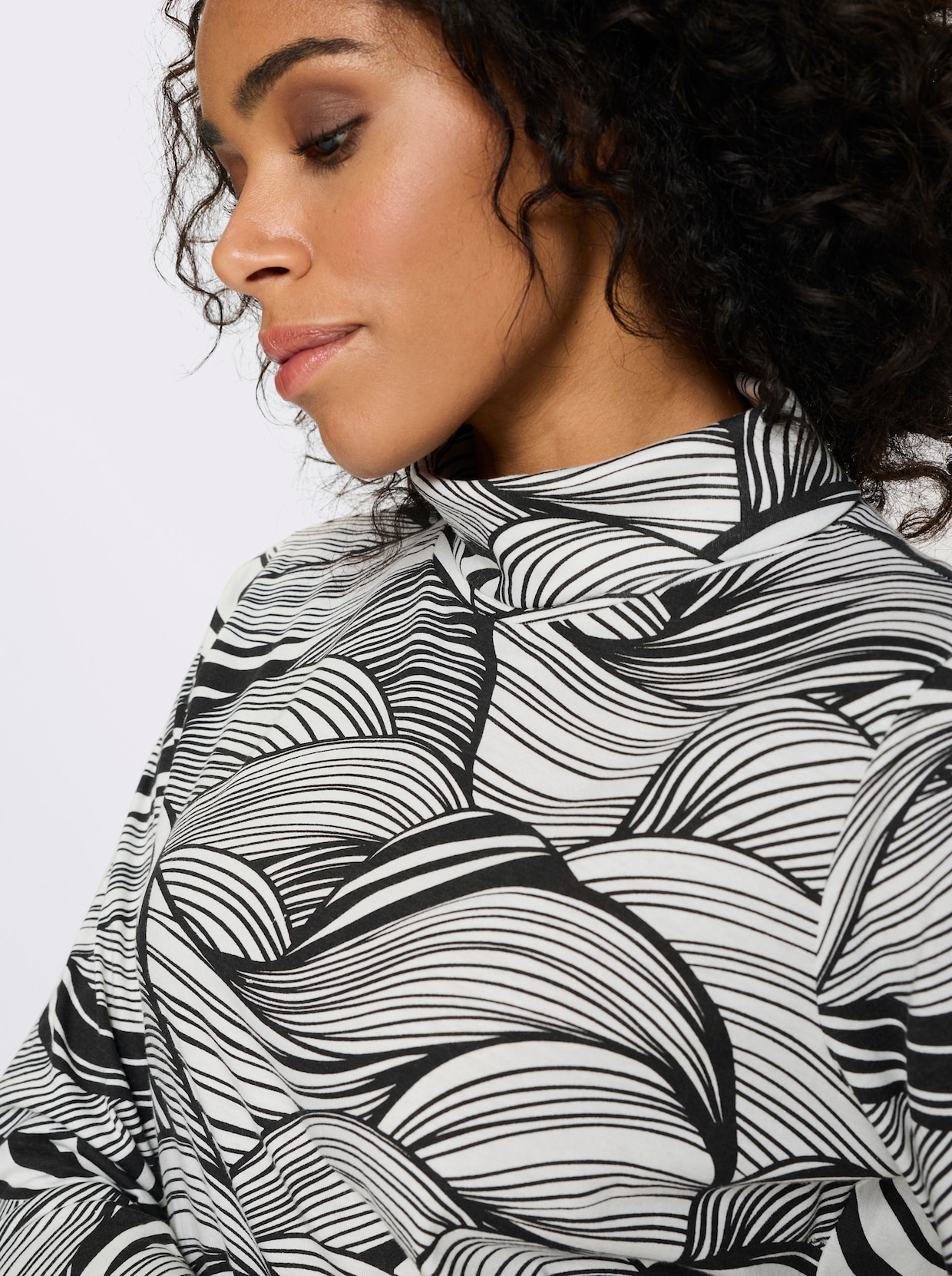 Rollkragenshirt aus reiner Baumwolle - schwarz-ecru-bedruckt