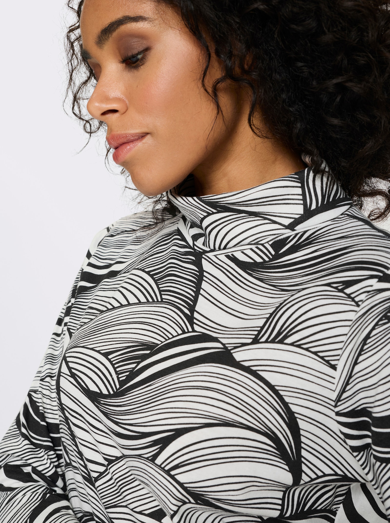 Rollkragenshirt aus reiner Baumwolle - schwarz-ecru-bedruckt