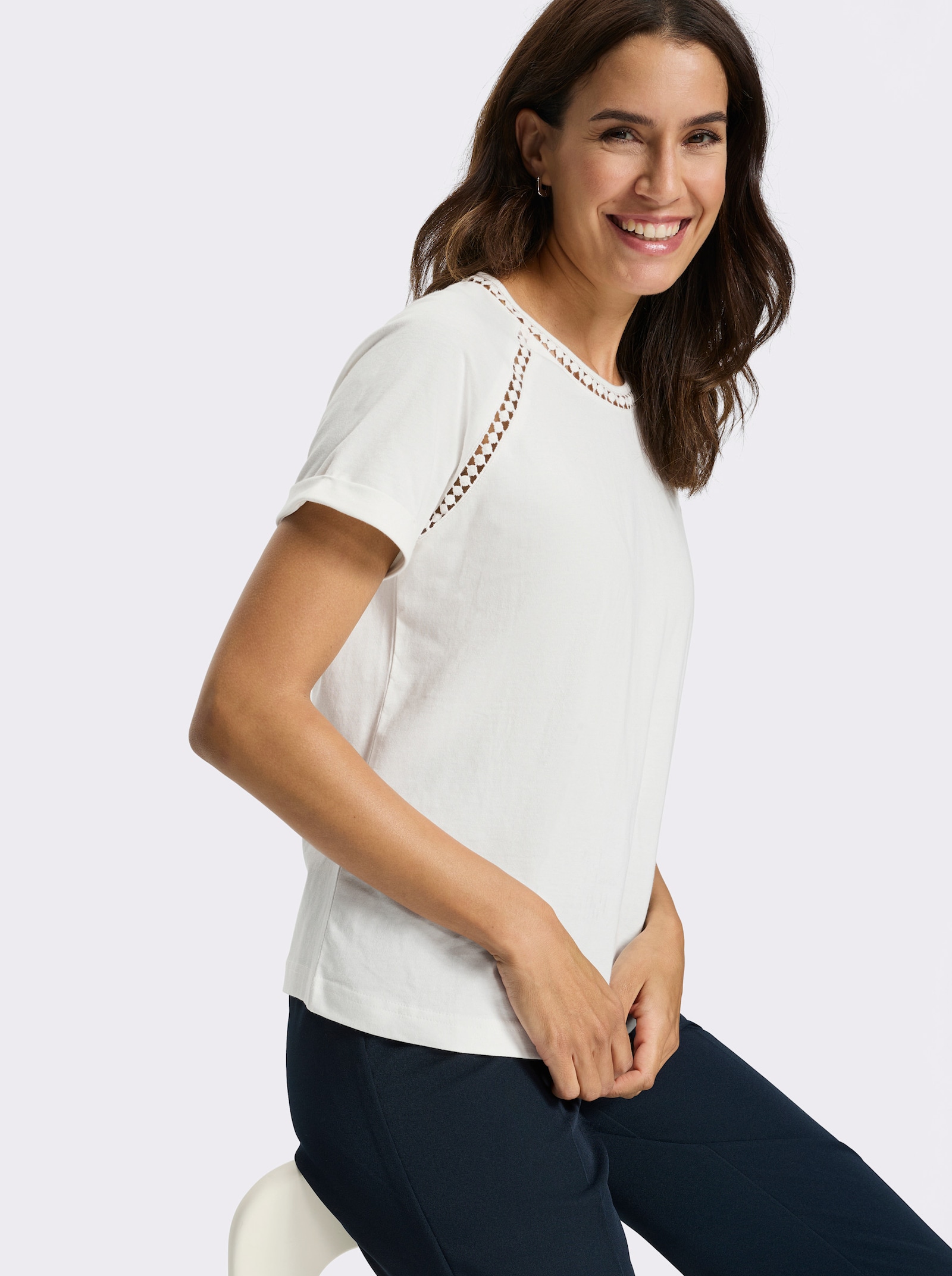 Rundhalsshirt mit Spitzenborte - ecru