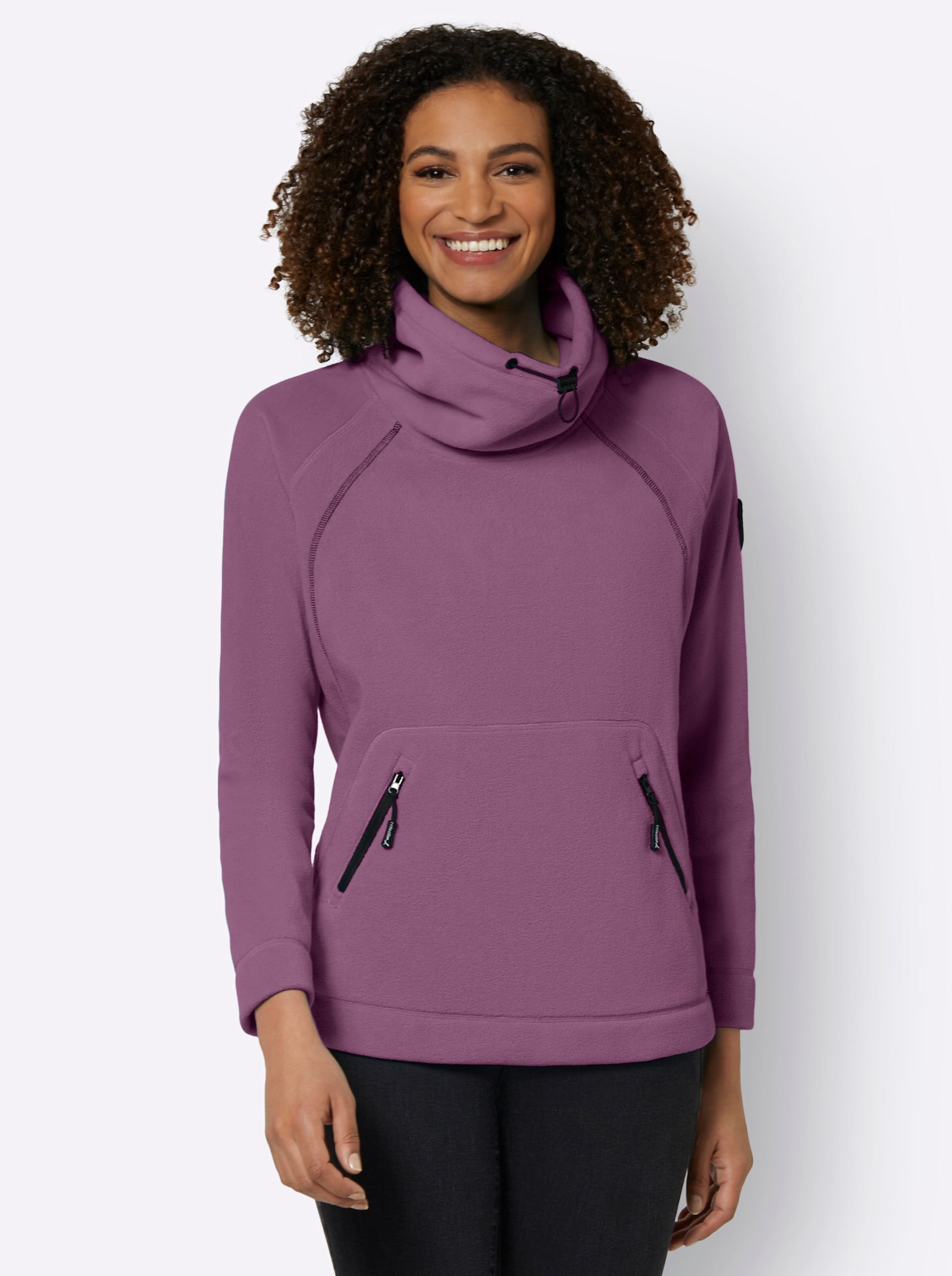 OLU NNE günstig Kaufen-Fleeceshirt in violett von heine. Fleeceshirt in violett von heine <![CDATA[Kuschelig weich und angenehm wärmend: Das Fleece-Shirt ist ein absolutes Lieblingsstück bei kühlen Temperaturen. Trendy durch den halsfernen Rollkragen mit Tunnelzug, kontrastf