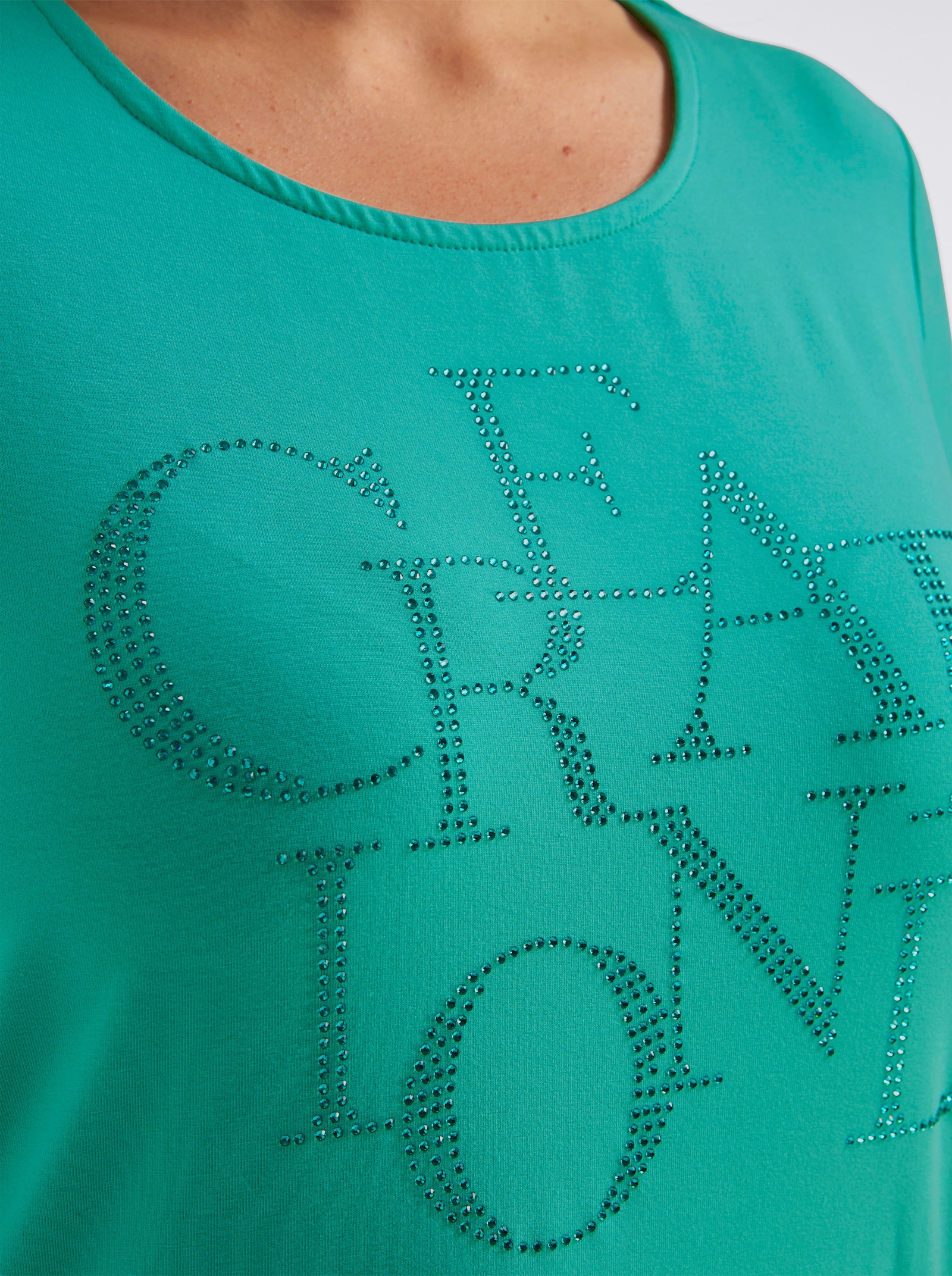Kurzarmshirt mit Schriftzug aus Glitzersteinchen - blaugrün