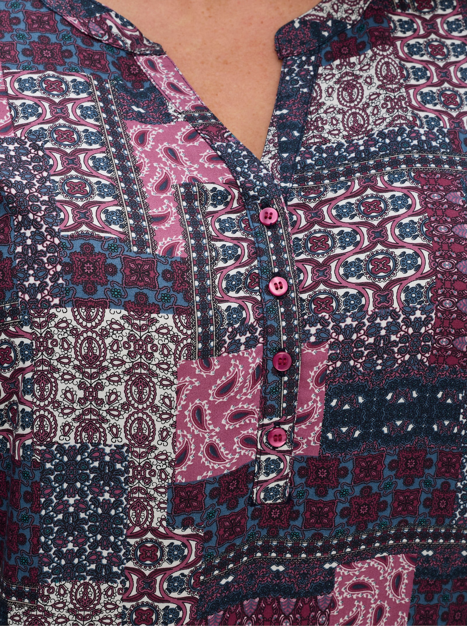 Kurzarmbluse mit Patchwork-Druck - erika-jeansblau-bedruckt