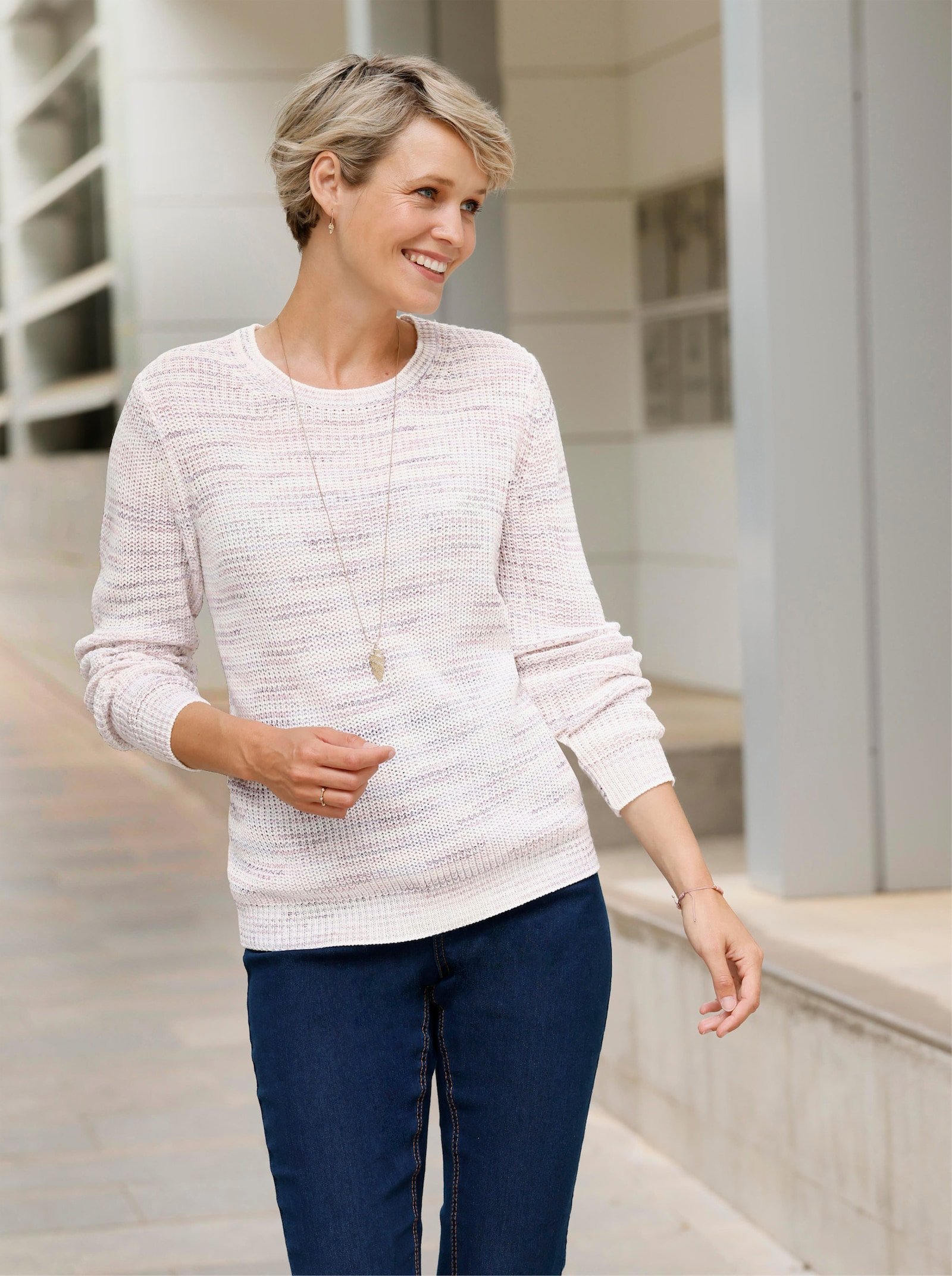 Svetr s kulatým výstřihem a vícebarevným pleteným vzorem - ecru-fialová-vzor