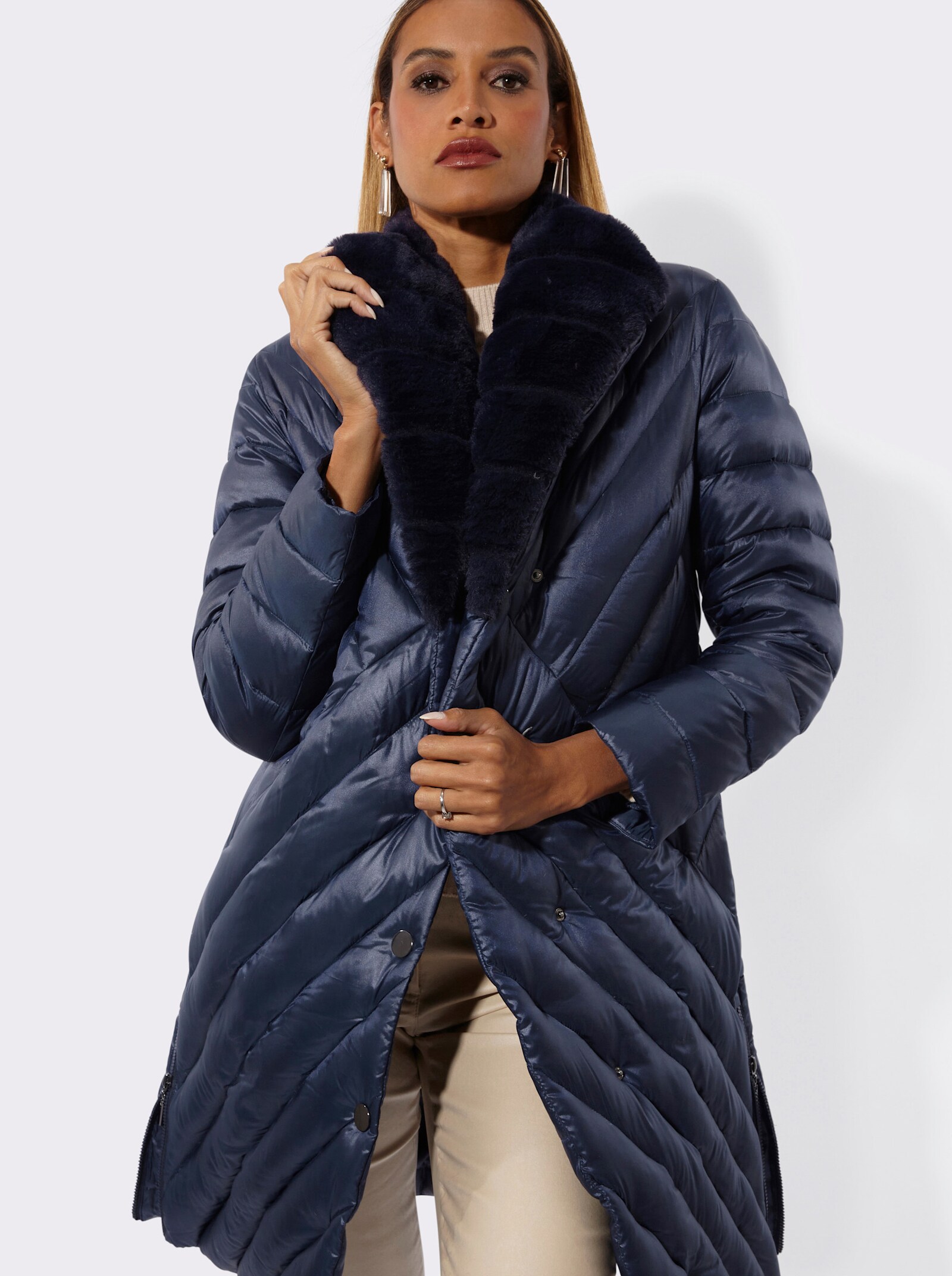 Daunenmantel mit abknöpfbarem Fellimitat-Kragen - marine