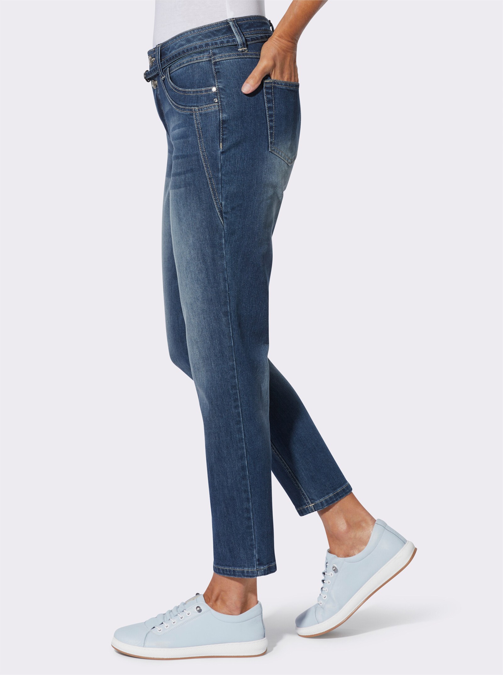 Jeans mit schmalem Gürtel - blue-stone-washed