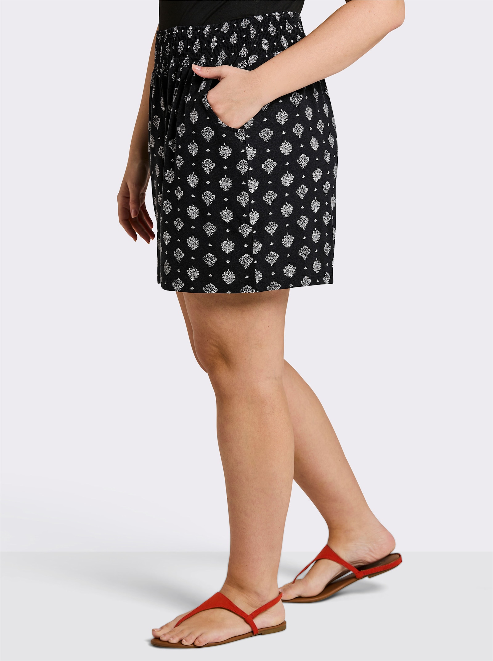 sheego Shorts mit Ornamentdruck - schwarz-ecru-bedruckt