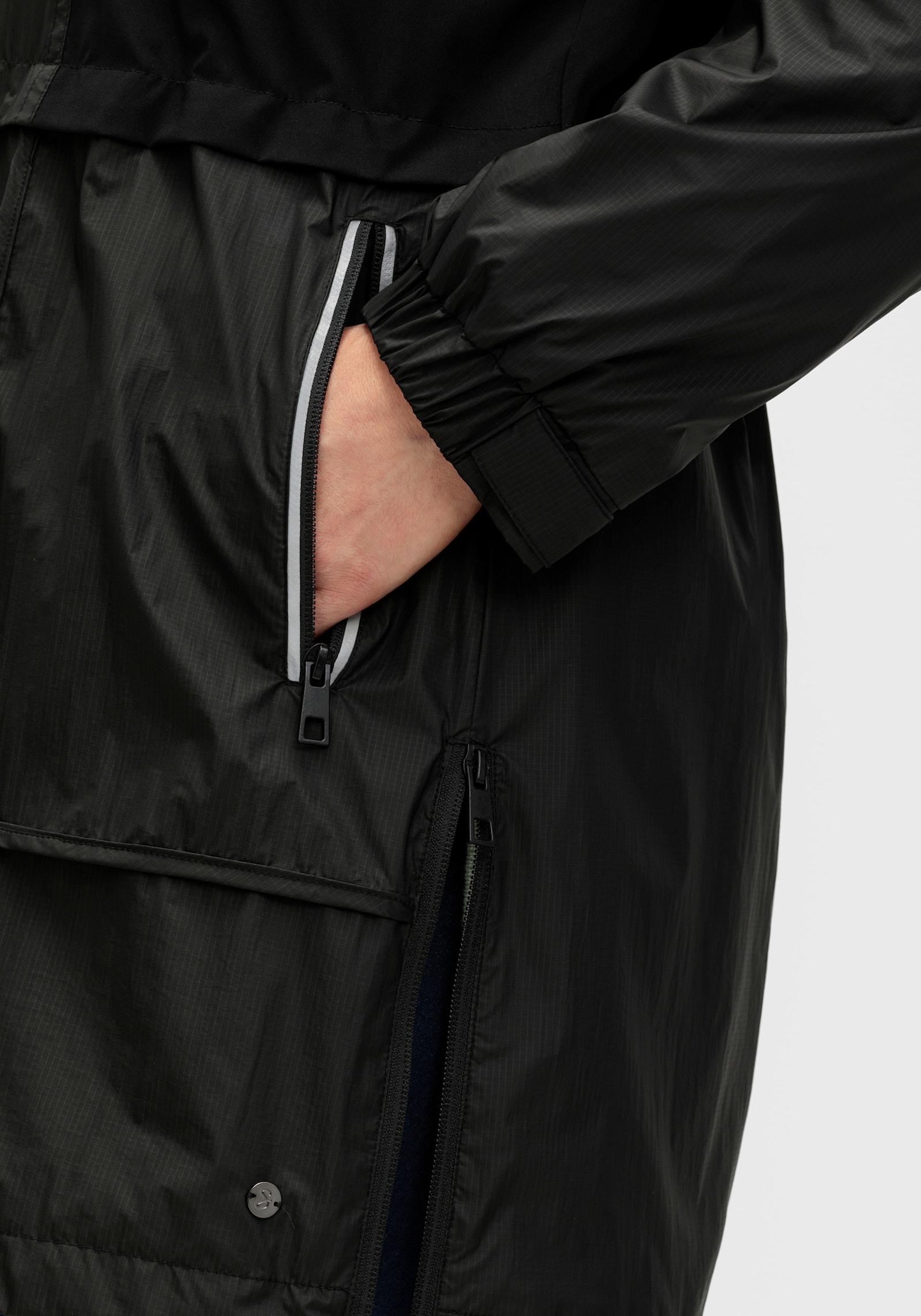 sheego Outdoorjacke mit Kontrastpassen - schwarz