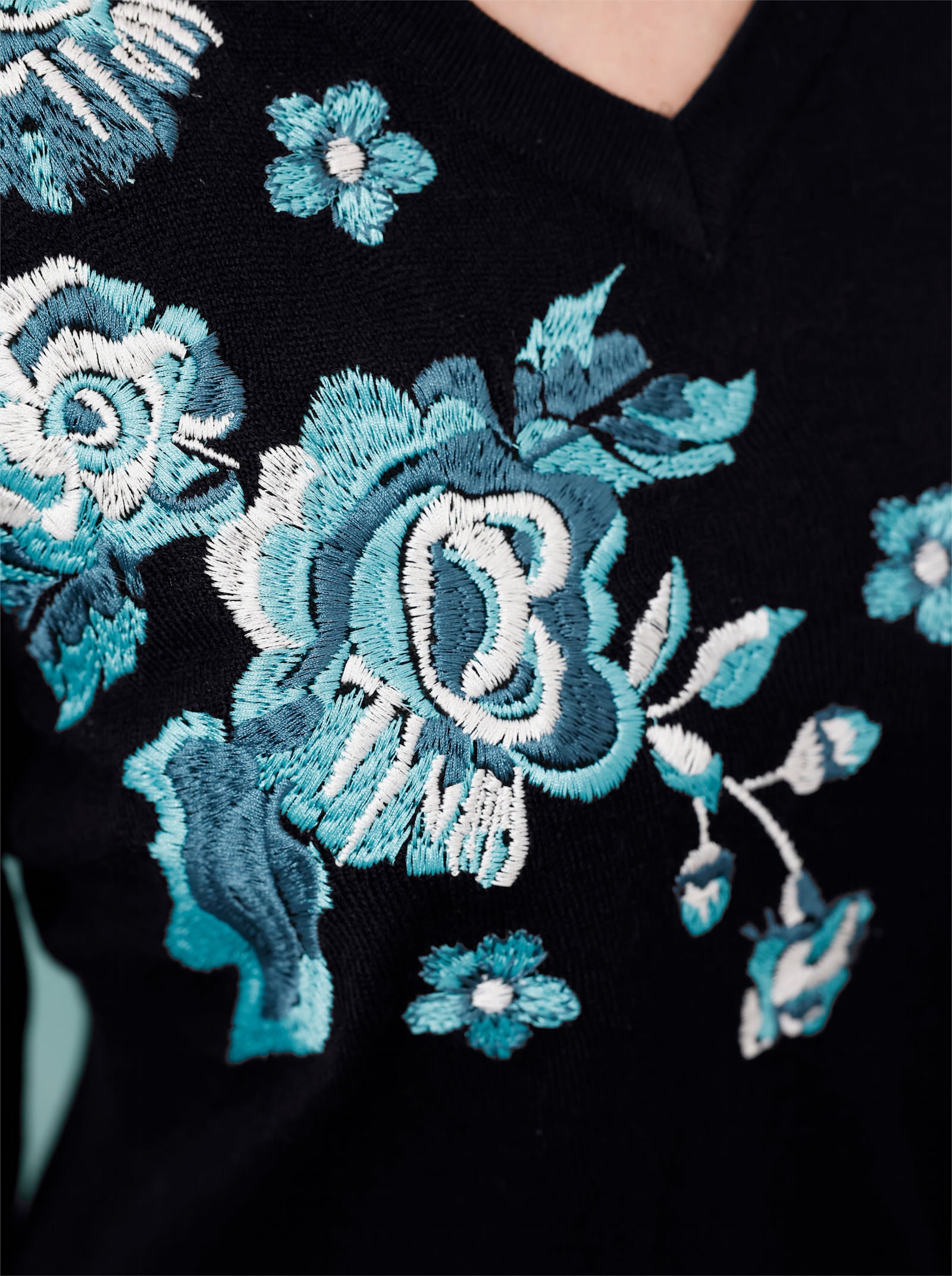 Pulóver, výstrih do V, kvetová výšivka - čierna – topásová, vzor