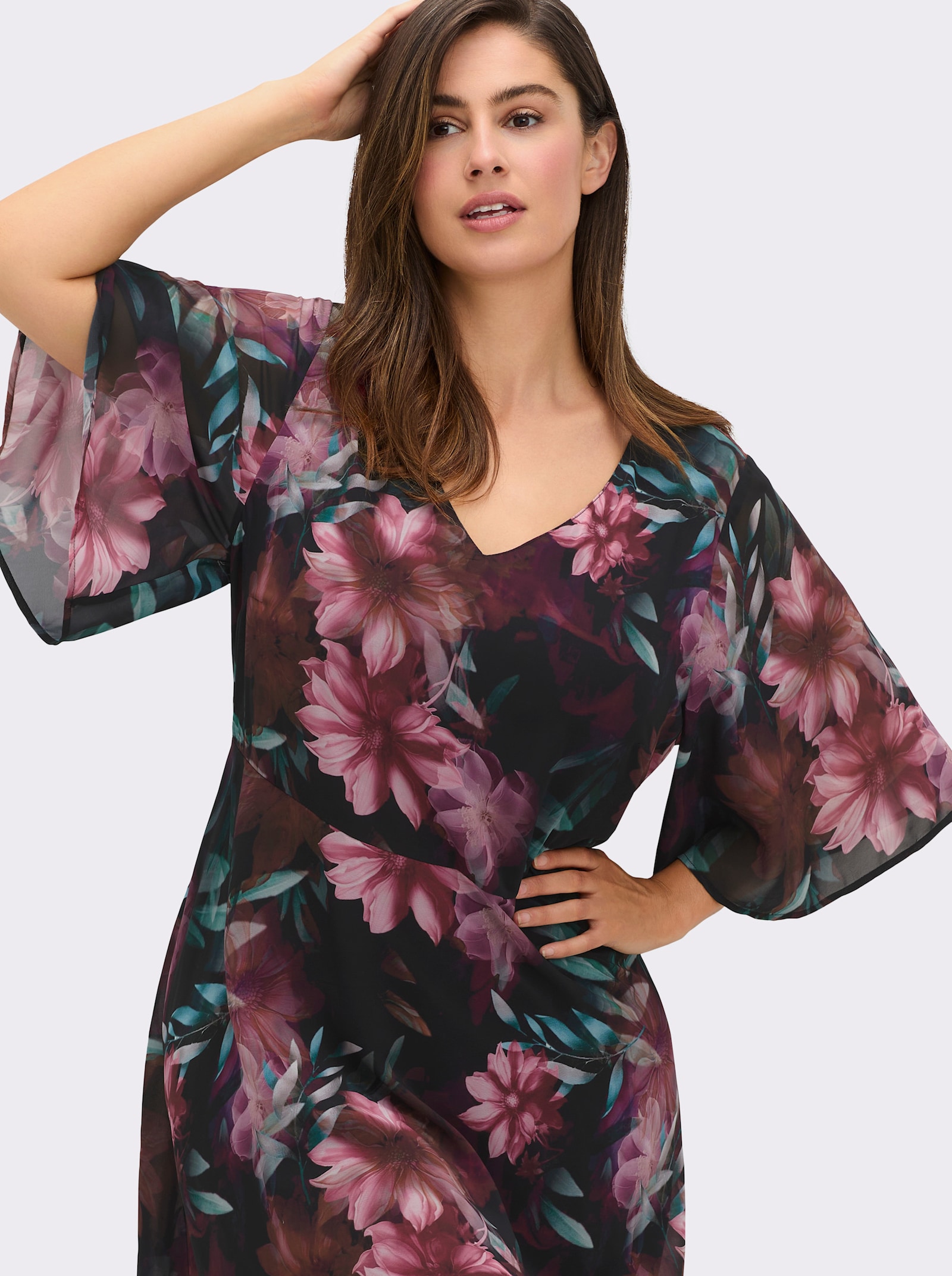 sheego Chiffonkleid mit Flügelärmeln und Volants - schwarz-bedruckt