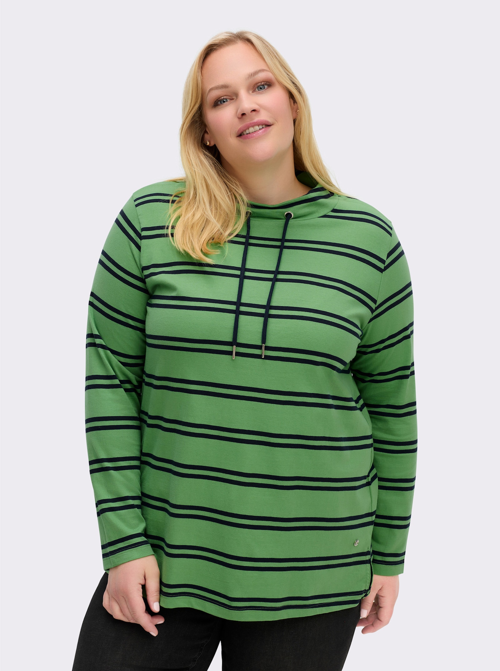 sheego Lang shirt met tunnelkoord aan de opstaande kraag - appelgroen/diepblauw gestreept