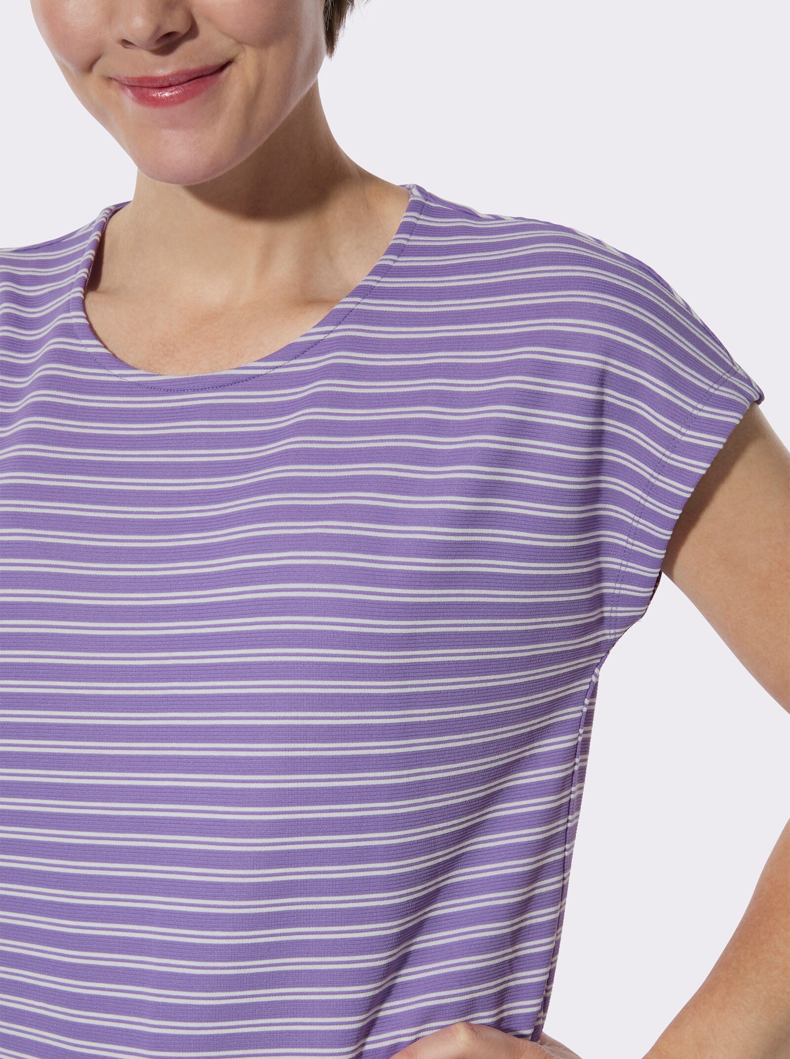Rundhalsshirt mit zweifarbigem Jacquardmuster - flieder-ecru-geringelt