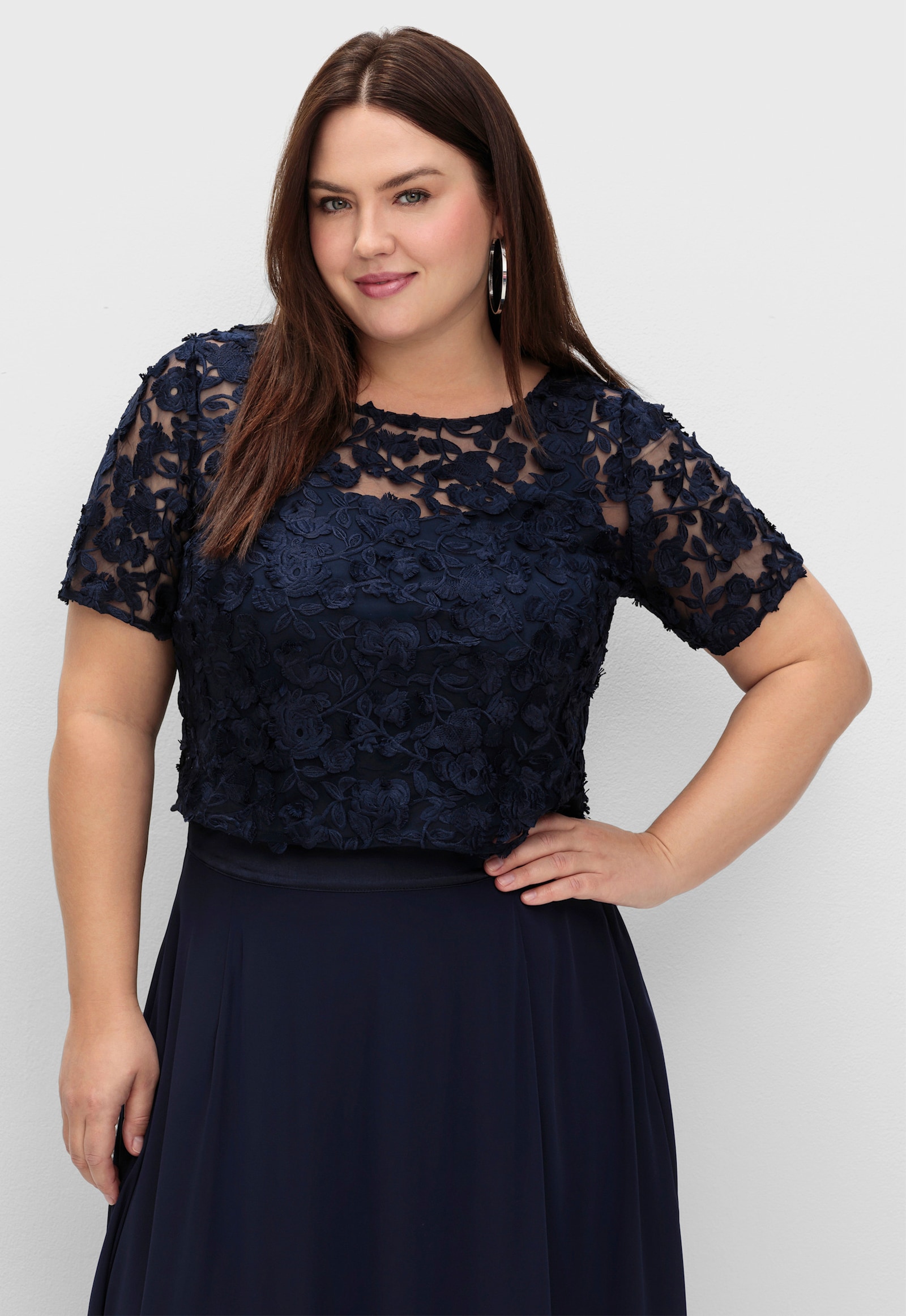 sheego Tunikashirt aus floraler Spitze, hinten offen - marine