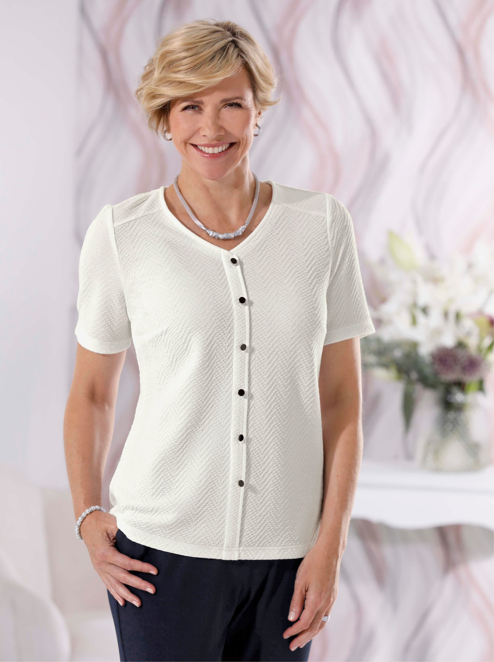 V-Shirt mit Schulterpassen - weiß