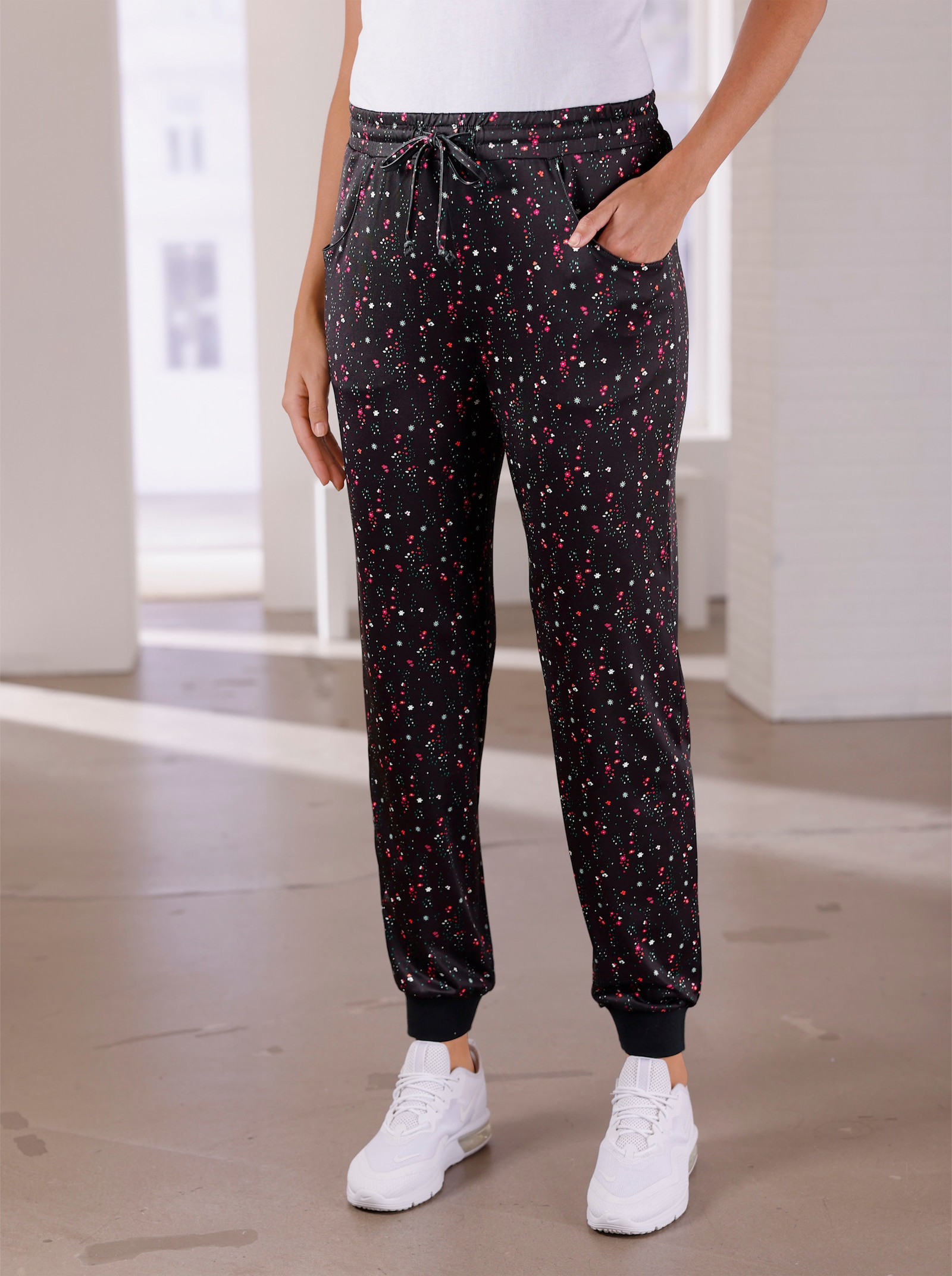 Freizeithose mit Fußbündchen - schwarz-bedruckt