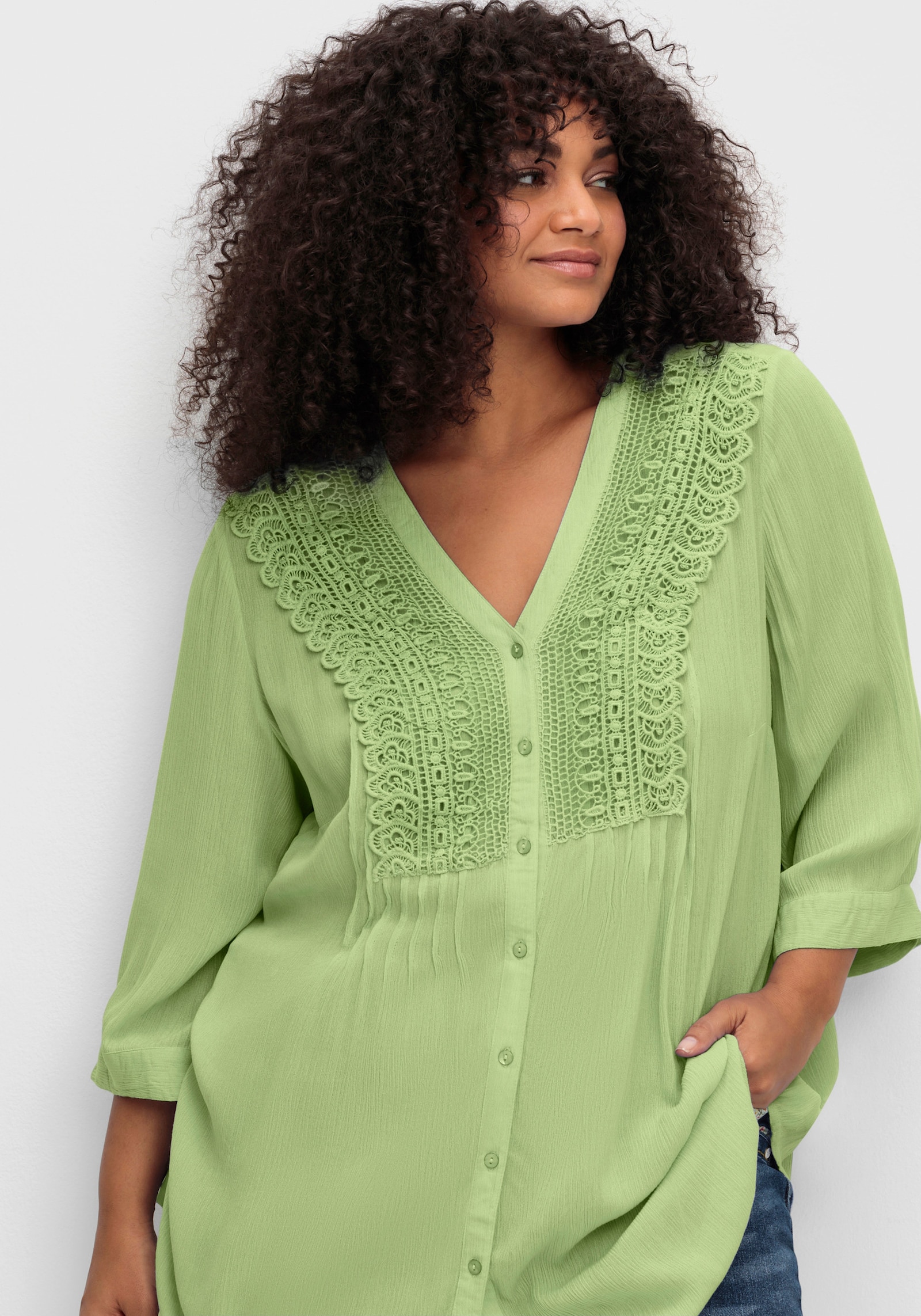 sheego by Joe Browns Crêpebluse mit Biesen und Häkelspitze - reseda