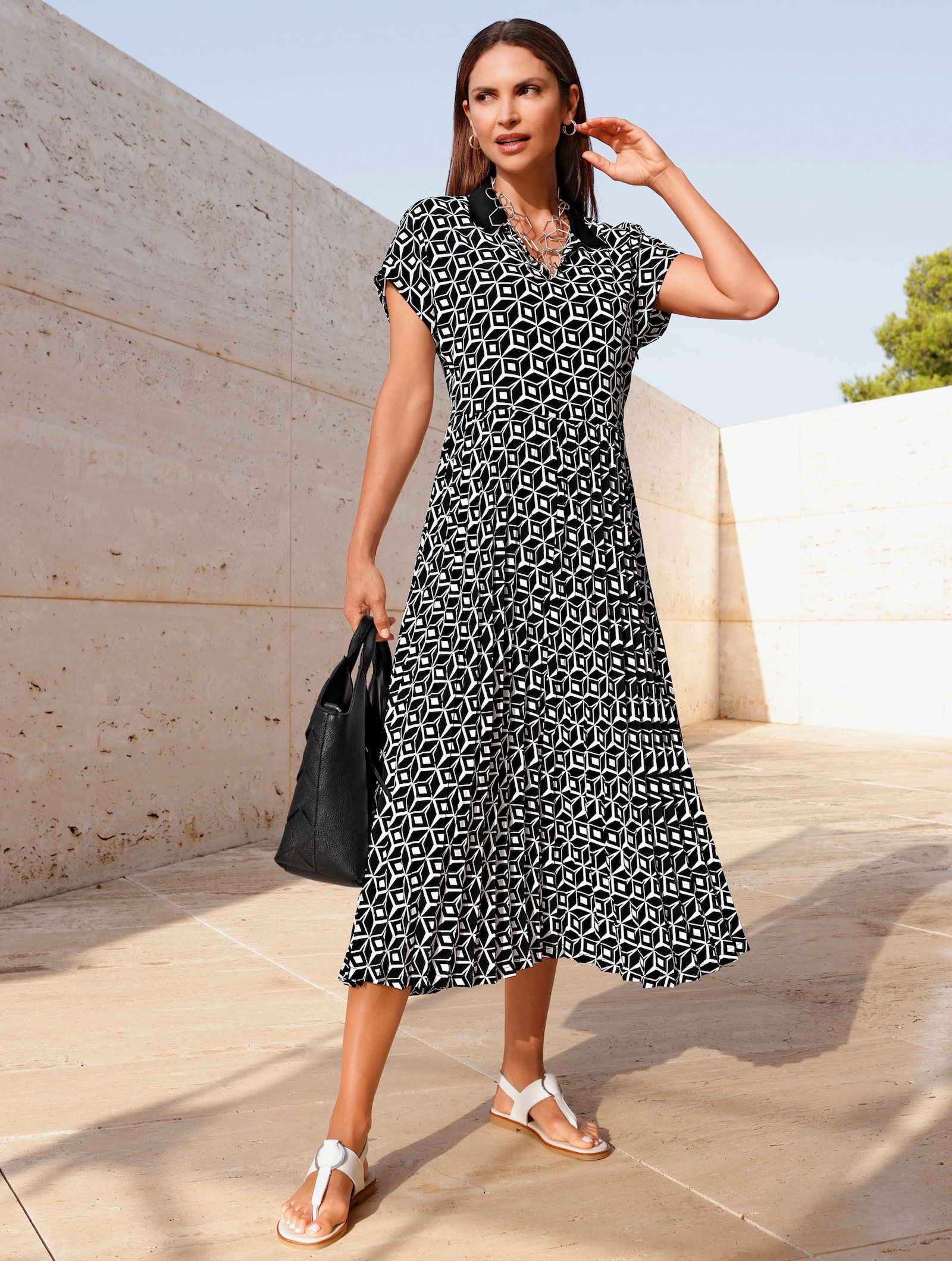 Druckkleid mit Plisseefalten - schwarz-champagner-bedruckt