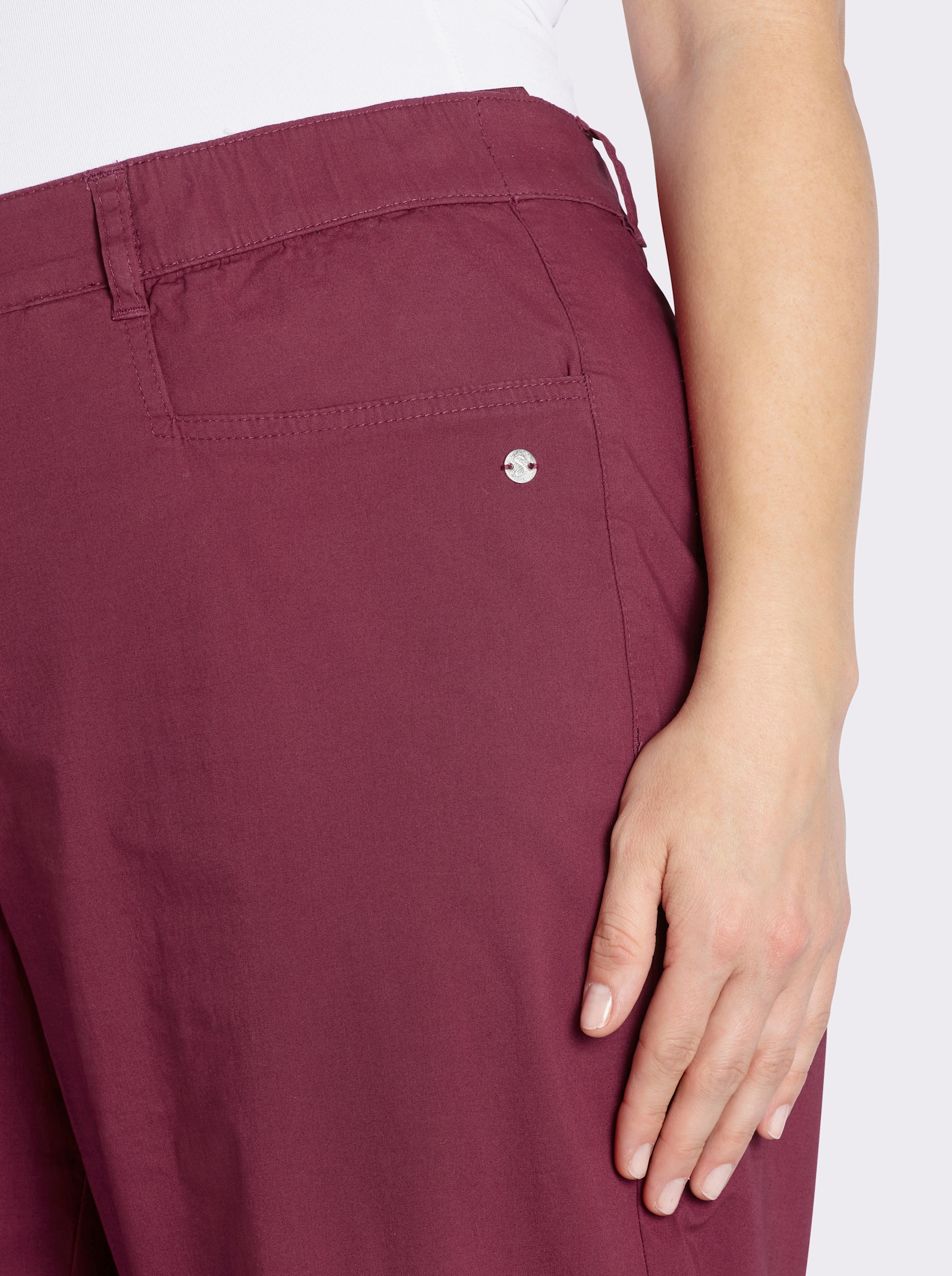 sheego Chinohose mit Ziertaschen hinten - bordeaux