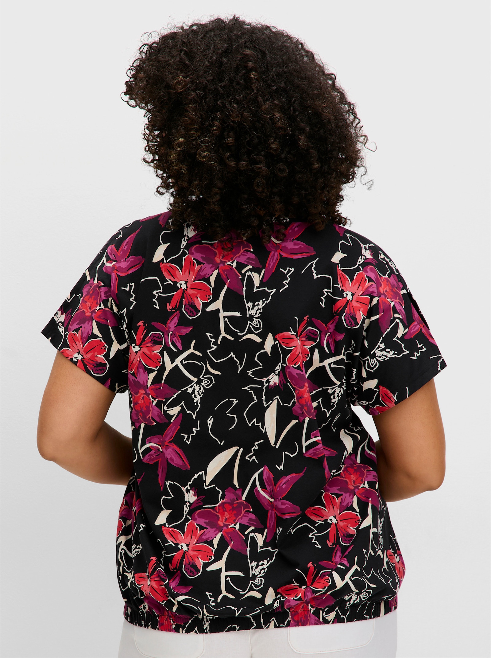 sheego V-Shirt mit geschlitzten Ärmeln - schwarz-gemustert