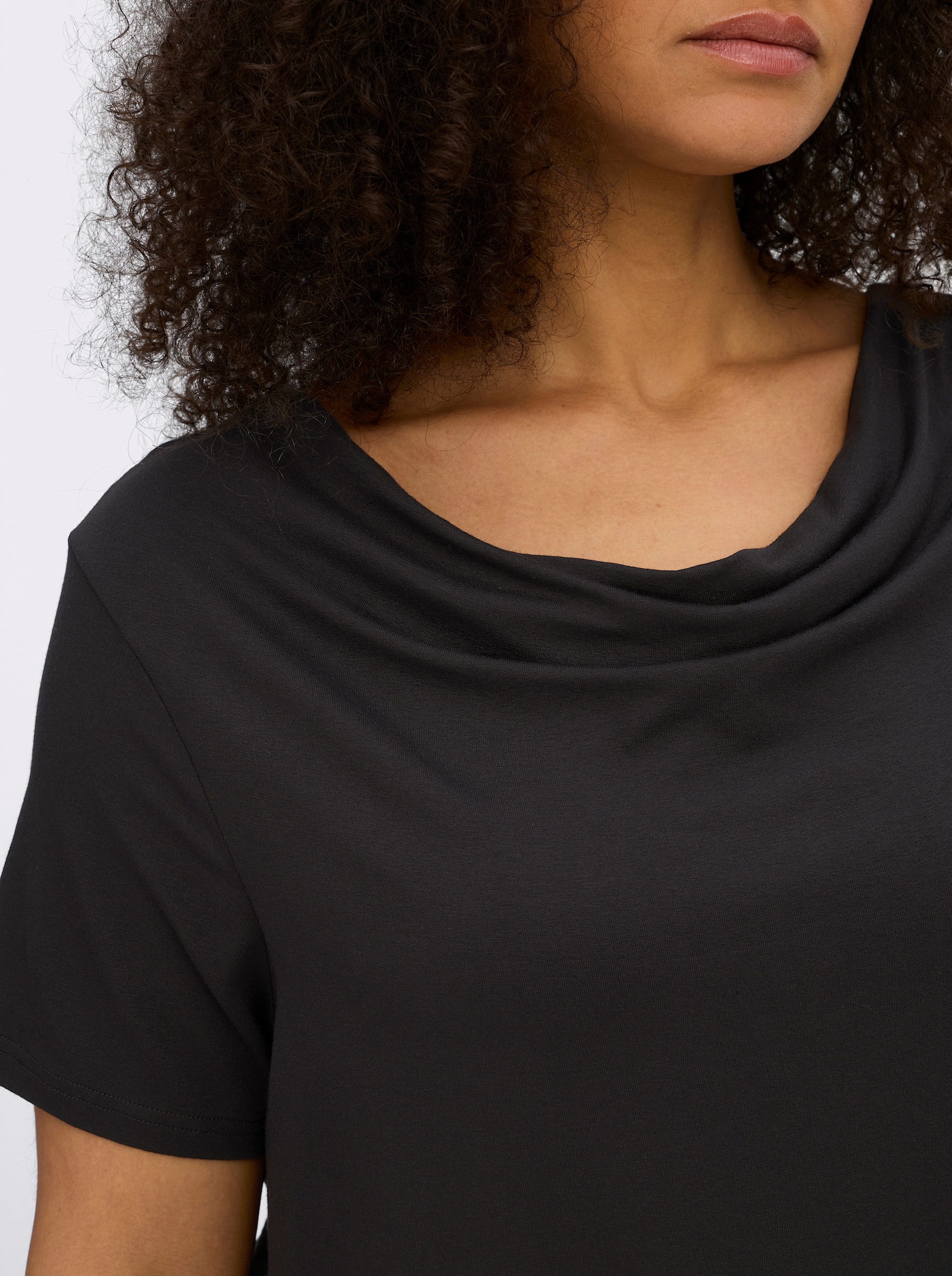 Wasserfallshirt mit kurzen Ärmeln - schwarz