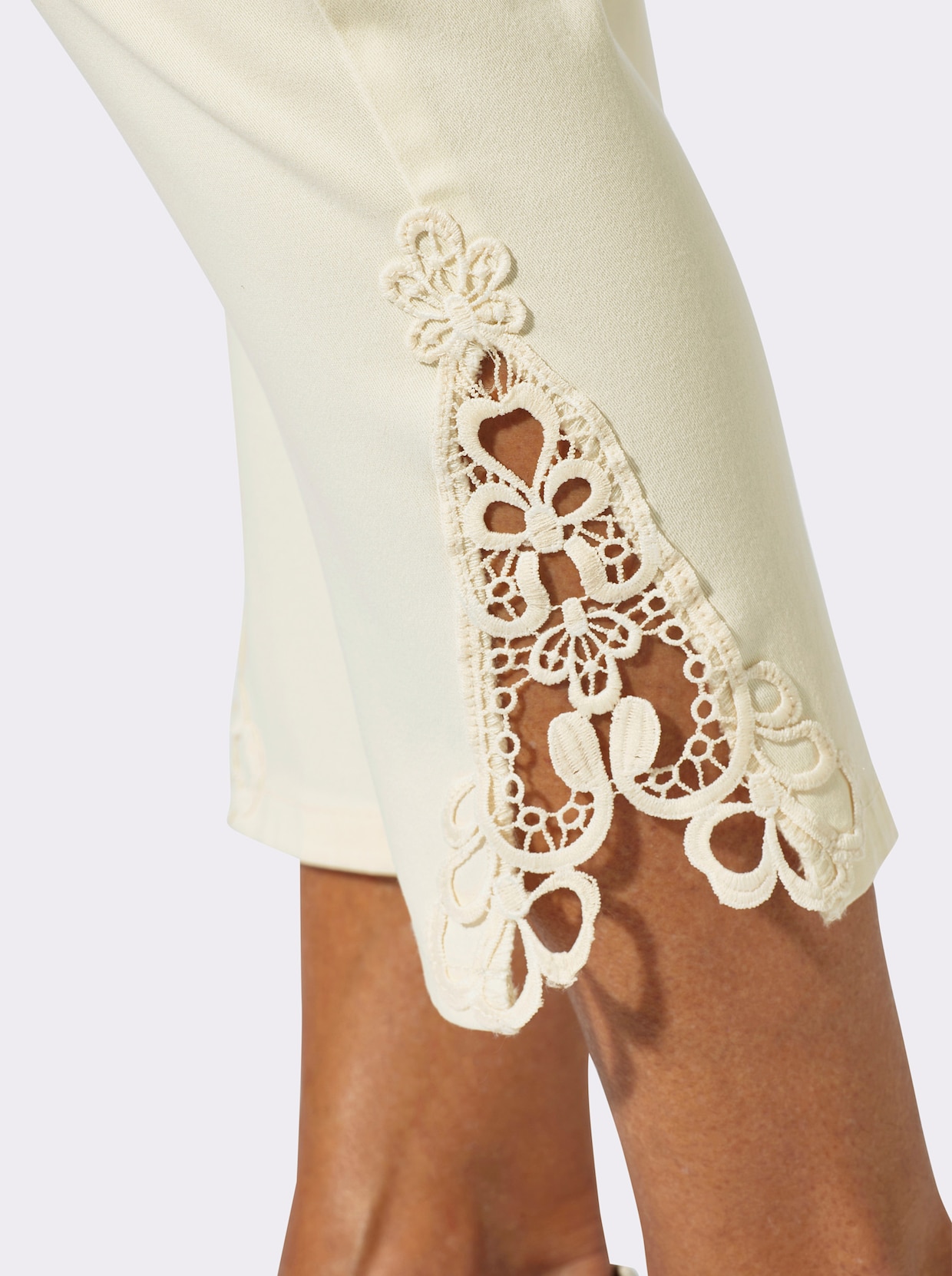 7/8-Jeans mit Spitzen-Einsatz - ecru