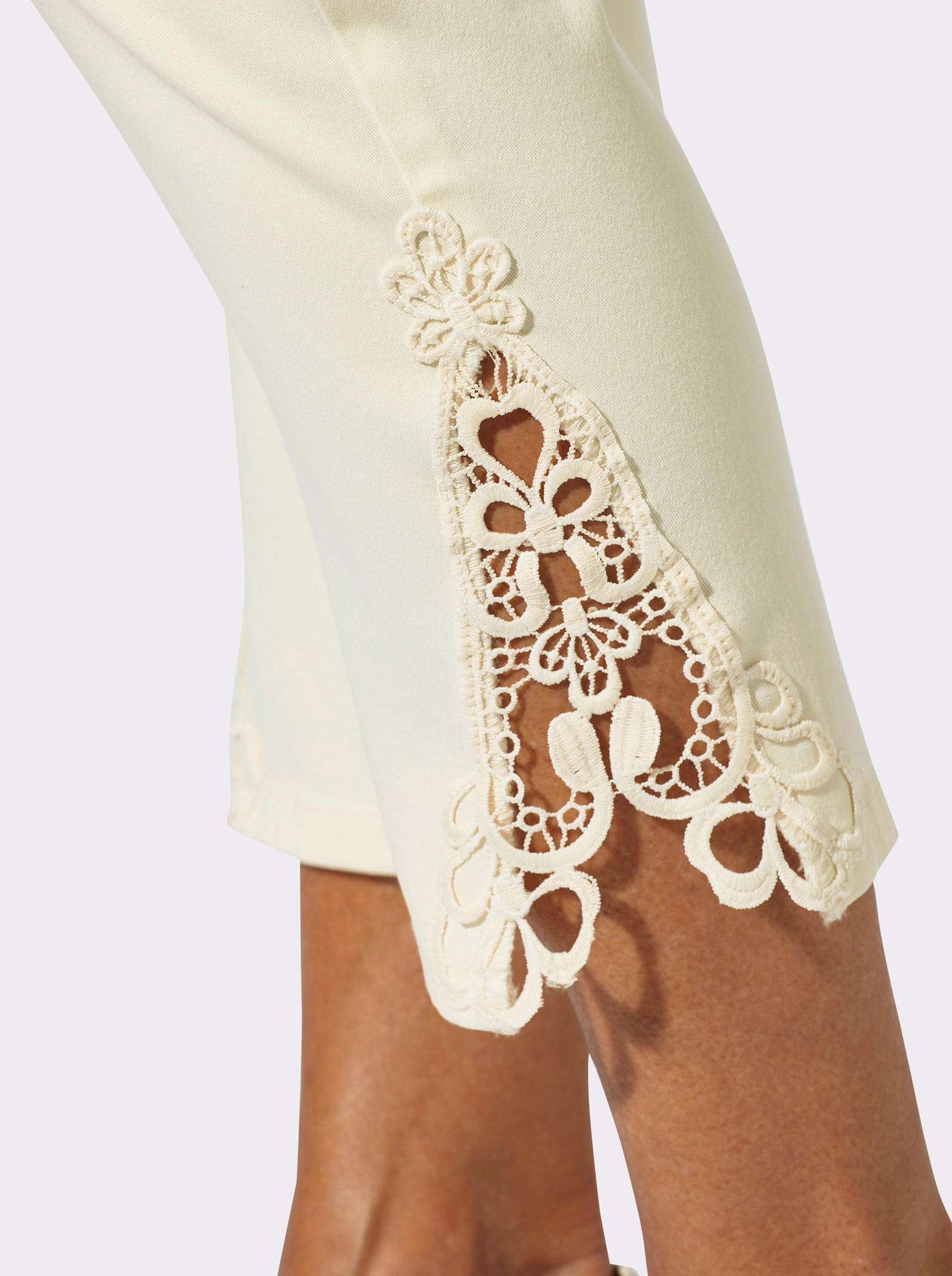7/8-Jeans mit Spitzen-Einsatz - ecru
