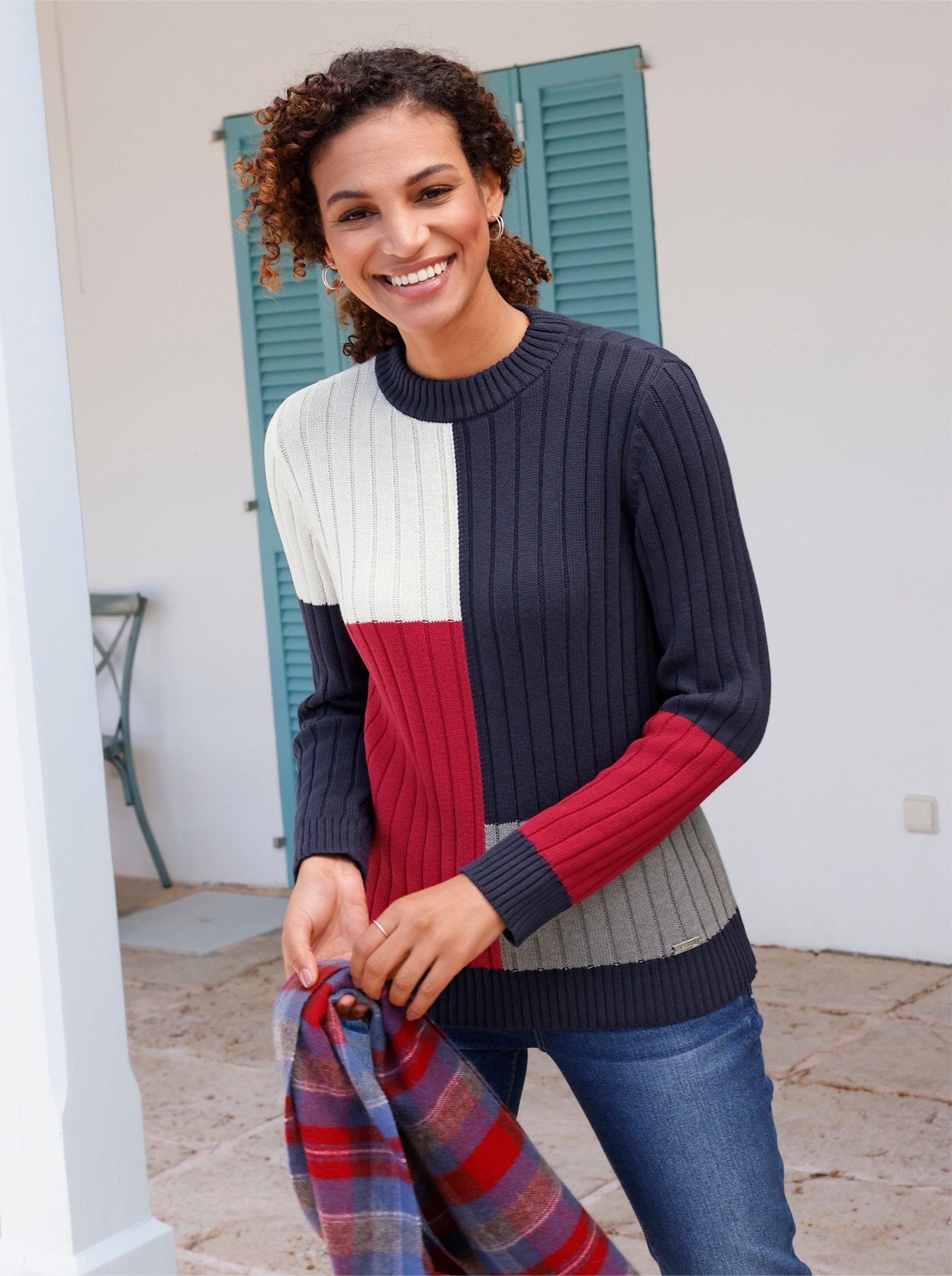 Stehkragenpullover im Colour Blocking-Muster - marine-rot